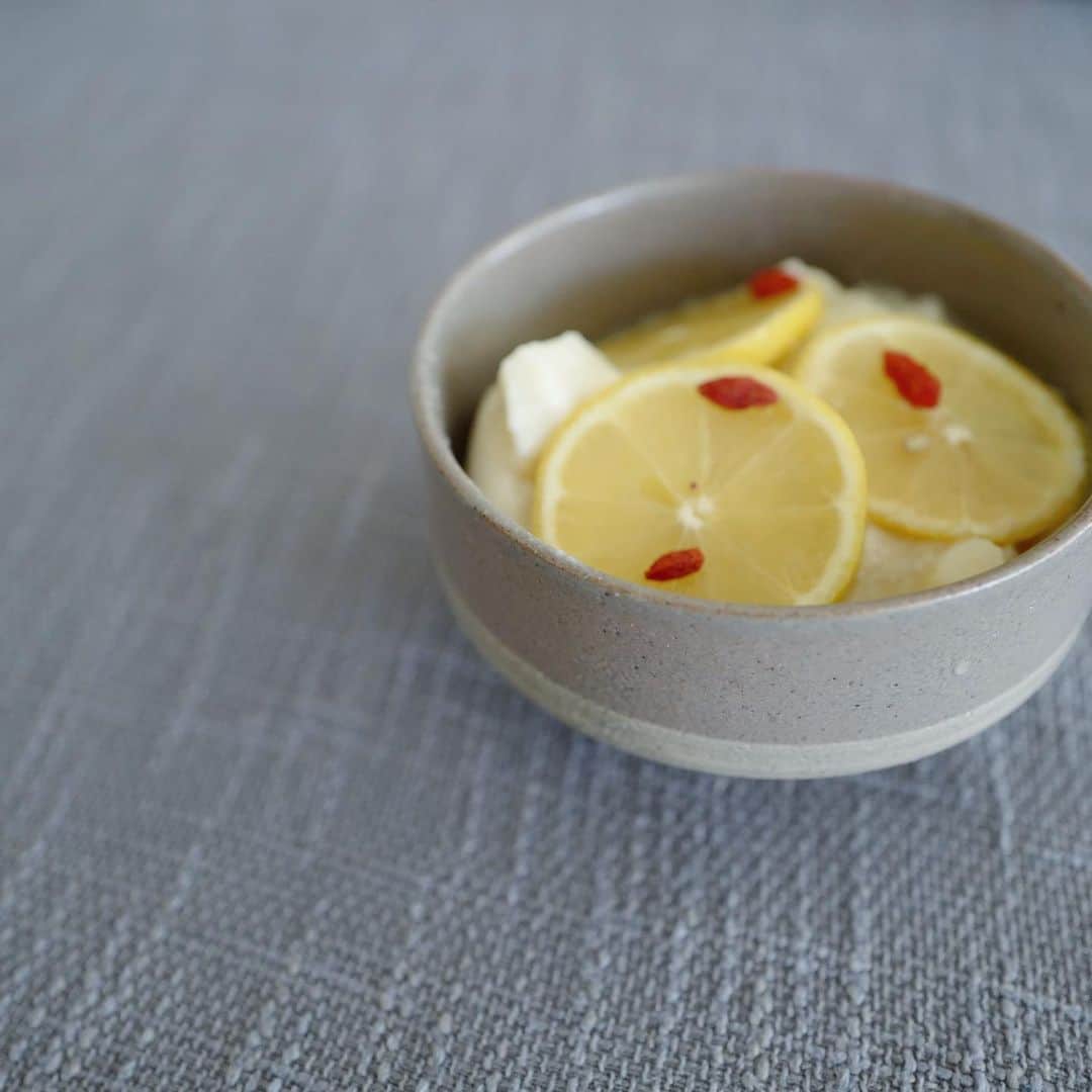 行方 久子 Hisako Namekataのインスタグラム：「. 朝はお白湯から、なんてことは一切やってなくて、 食べたいなぁと感じたものを感じたままに。 大好きなお煎餅の日もあれば、あずきバーの時もあるわけです。  台湾スイーツの豆花。 当たり前にウーバーイーツ🙆🏻‍♀️」