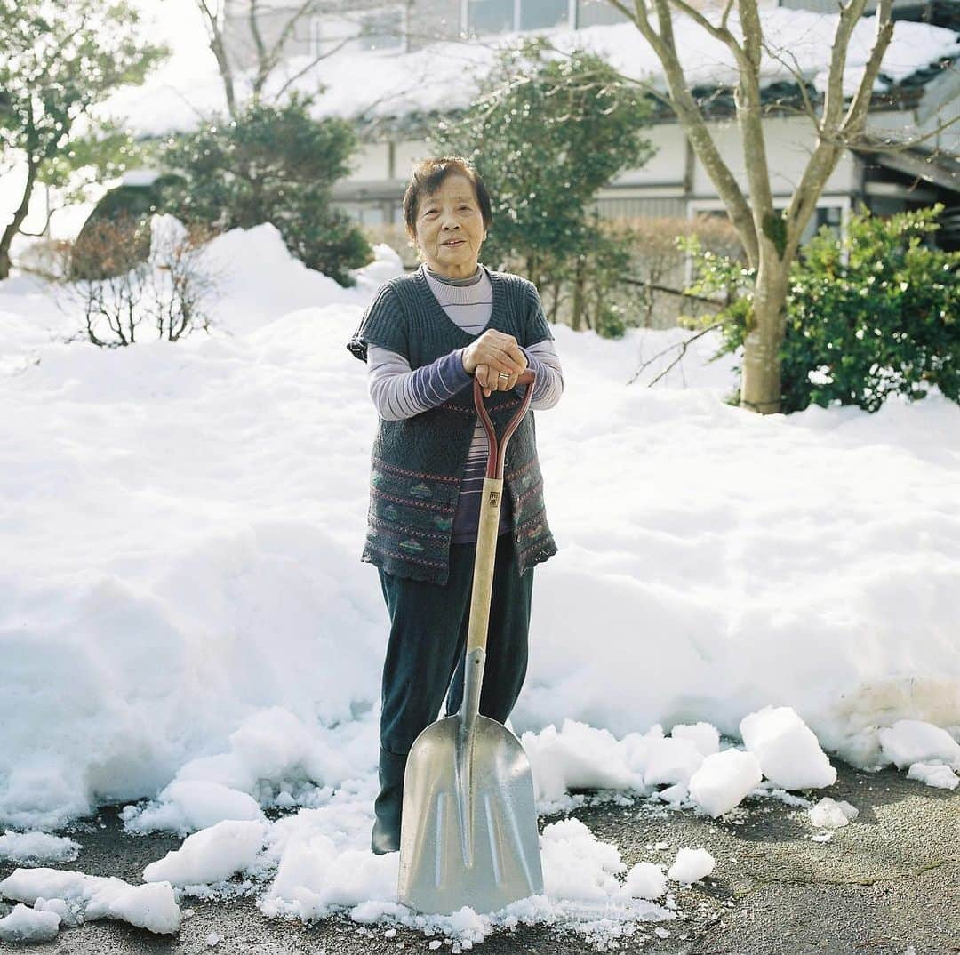 kazuyukikawaharaのインスタグラム：「雪に埋もれた庭で ・  #hasselblad #film #filmphoto #filmphotography #filmcamera #instagramjapan #instagram #ハッセルブラッド#tokyocameraclub #igersjp #Pics_Film_ #shotonfilm #kodak #kodakportra400 #kodakfilm #lifewithkodak #kodakprofessional #madewithkodak  #inspiredwithhasselblad #grandmother #filmphotomag」