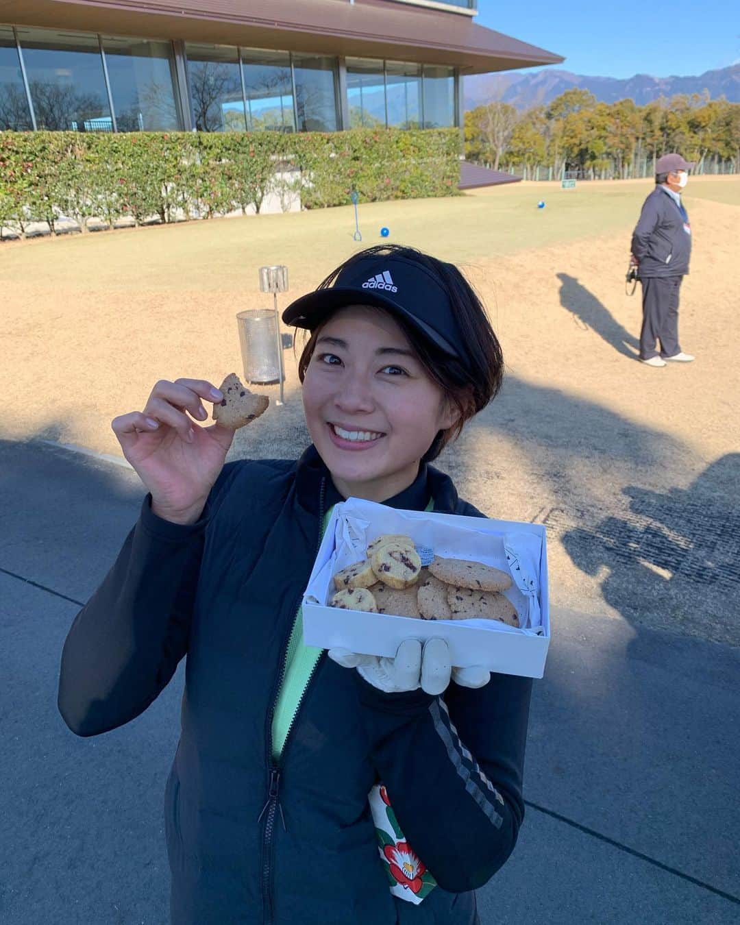 中村優さんのインスタグラム写真 - (中村優Instagram)「クッキー焼いて持ってった🏌️‍♀️⛳️ グルテンフリーのと普通のと二種類🍪 奈良の和菓子屋さん、萬々堂通則の糊こぼしが入ってた箱可愛いからそれに入れて。」2月20日 10時34分 - nkmr_yu