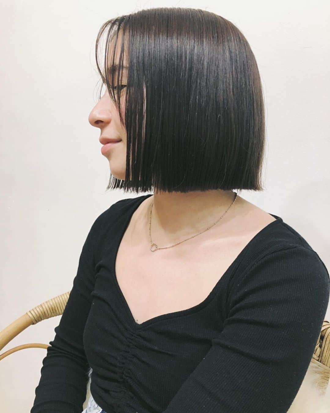 MELLOWのインスタグラム：「Hey, did you get a haircut?   relax bob hair✂︎ 【stylist: @mellow_watarutakagi】 . . @mellow_takagi_bobhair   . Takagiお客様hair →@mellow_takagi_customer_hair . . 【takagiモデルヘア】⇨#MELLOWtakagihair . . 【メニュー】 カット＋カラー . 【Mellowのお客様ヘアスタイル】⇨@mellow.hair.style . . . . . . . . . . #mellowsalon#髪型#カラー #グレージュカラー#寒色系#透明感カラー#外国人風#グレーカラー#外国人風カラー #アッシュカラー #ハイライトカラー#ブリーチハイライト#レイヤーhair#hairstyleデザインカラー#透け感カラー #表参道美容院#外国人風カット #美容院#原宿美容院#抜け感ヘア#mellowbobhair#ボブ #ボブアレンジ #ボブヘア #ボブヘアー#サスティナブル#sustainable#sustainablesalon」