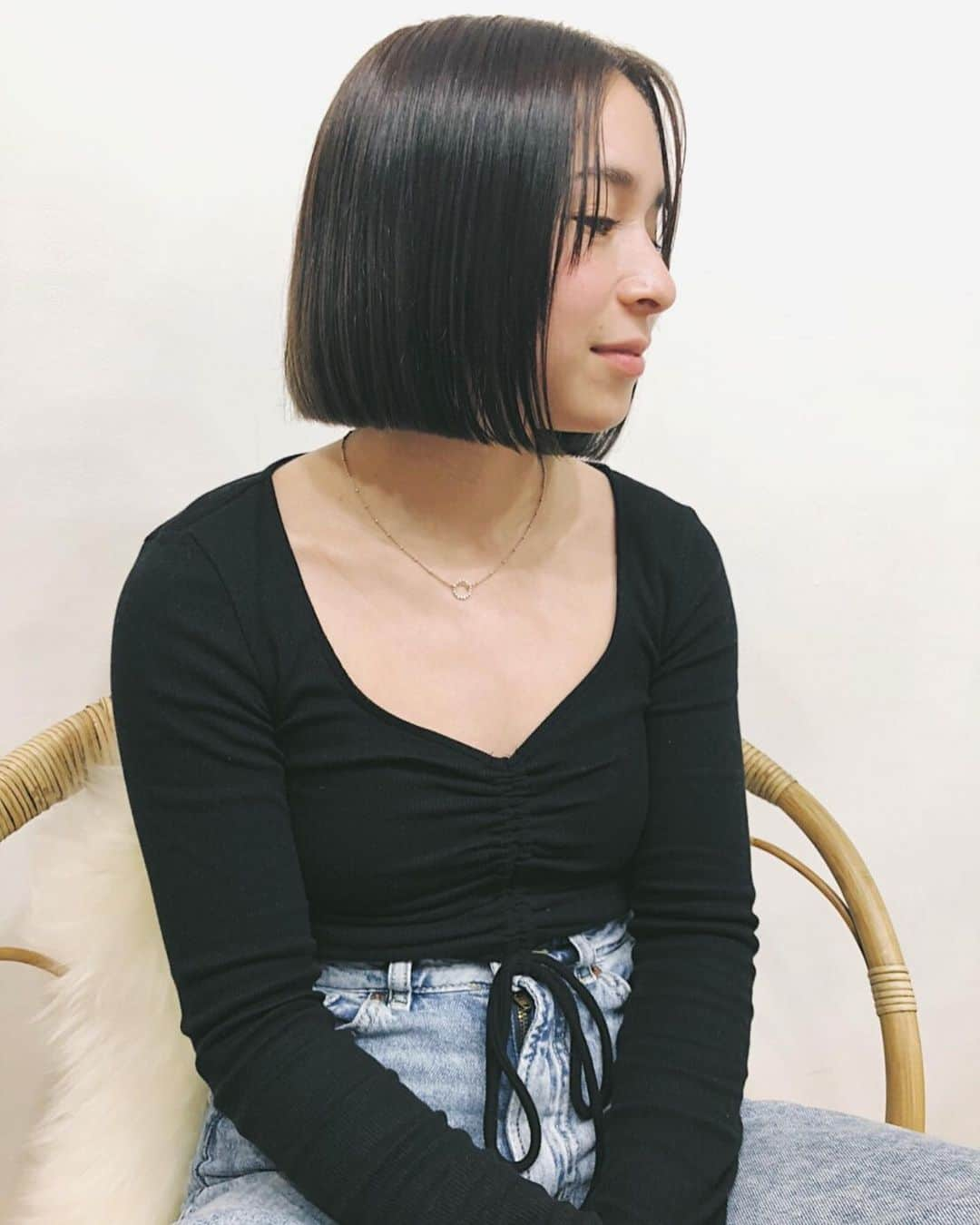 MELLOWさんのインスタグラム写真 - (MELLOWInstagram)「Hey, did you get a haircut?   relax bob hair✂︎ 【stylist: @mellow_watarutakagi】 . . @mellow_takagi_bobhair   . Takagiお客様hair →@mellow_takagi_customer_hair . . 【takagiモデルヘア】⇨#MELLOWtakagihair . . 【メニュー】 カット＋カラー . 【Mellowのお客様ヘアスタイル】⇨@mellow.hair.style . . . . . . . . . . #mellowsalon#髪型#カラー #グレージュカラー#寒色系#透明感カラー#外国人風#グレーカラー#外国人風カラー #アッシュカラー #ハイライトカラー#ブリーチハイライト#レイヤーhair#hairstyleデザインカラー#透け感カラー #表参道美容院#外国人風カット #美容院#原宿美容院#抜け感ヘア#mellowbobhair#ボブ #ボブアレンジ #ボブヘア #ボブヘアー#サスティナブル#sustainable#sustainablesalon」2月20日 10時35分 - mellowsalon