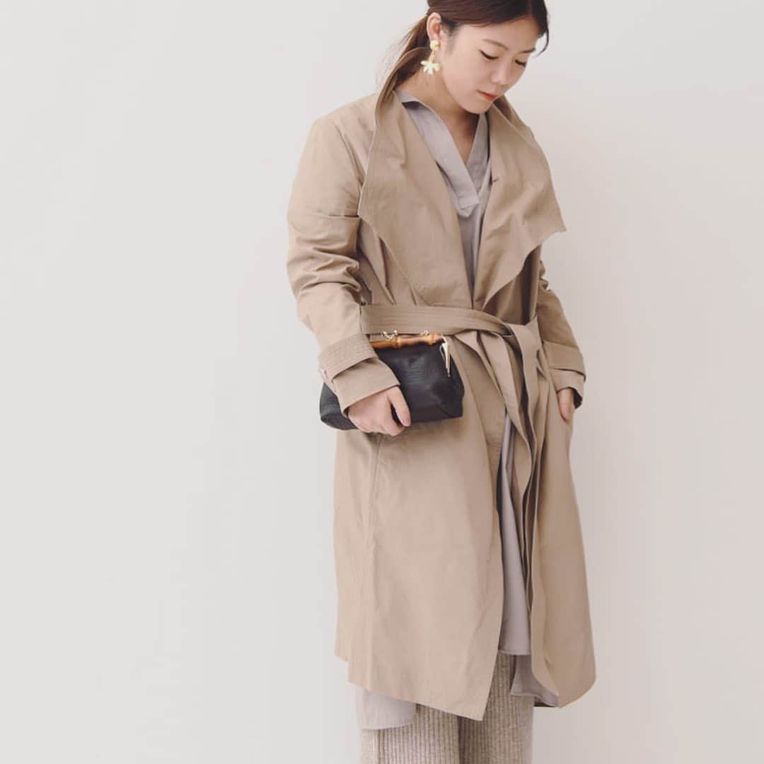 STRIPE DEPARTMENTのインスタグラム：「//Styling Room// ストデパパーソナルスタイリストが提案する最旬コーディネートをお届け💁🏻‍♀️💕﻿  ニュアンスカラーはワントーンで潔く。  TICCAで先シーズン人気No.1の袖レースワンピースをワントーンでまとめたコーディネート。  くすみカラーは苦手意識のある方もいらっしゃると思いますが、組み合わせるアイテムの素材に変化をつけることで、野暮ったくならず洗練されたムードに。  さらにバッグ、シューズのブラックでコーディネートをぐっと引き締め、首元や手首の肌見せ、足元の白ソックスで抜け感を演出。   春はこなれ感のあるニュアンスカラーのワントーンコーデにぜひチャレンジしてみてください♪  今週の新着コーディネートは、 🔗 今日のストーリーズ、またはハイライトからご覧いたただけます。  /////////////////////////////////////////////////////////////////////////////////////////////// 必ずもらえる！＋ POINT CAMPAIGN  ニュースレター、お気に入りなどの登録で 最大1,100円相当のポイントをプレゼント🎁 ポイントを獲得してストデパでのお買い物をもっとお得に♪  プロフィールURLからご覧いただけます。 🔗 @stripedepartment 👈tap ///////////////////////////////////////////////////////////////////////////////////////////////」