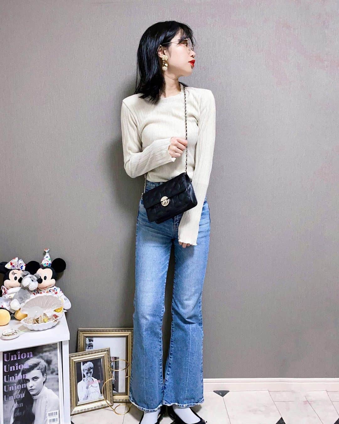 中島奈津希のインスタグラム：「🏠💭☕️﻿ ﻿ ﻿ ﻿ ﻿ ﻿ 気付いたら﻿ めちゃくちゃ髪の毛伸びてた😳﻿ 毛量多いから早く切りたいなぁ🥺✨💇🏻‍♀️﻿ ﻿ ﻿ ﻿ 最近、﻿ お出かけする時は短時間が多いから﻿ パッと着れるアイテムでコーデ組む事が多いのだけど﻿ #クラシカルエルフ (@classicalelf_official )の﻿ #フリルブラウス が使いやすいの！﻿ ﻿ このトップス、パッと見シンプルなのだけど、﻿ 縦プリーツラインでシンプルさ過ぎないし、﻿ 細見えして見える気がするし←﻿ 身体にフィットする感じが着てて心地良いんだ😍😍﻿ ﻿ 寒い時は、﻿ ニットの下にインナーとしても着て袖をチラリと見せても良いし﻿ 春になったら1枚でも可愛いよね😍😍﻿ ﻿ ﻿ ﻿ カラバリも6色ぐらいあったし、﻿ 春はカラーパンツと合わせても可愛いだろうなぁ🌈﻿ ﻿ 久しぶりにおうちでコーデ撮ってみたけど、﻿ アクセサリー皿のごちゃごちゃ具合よ😇😇﻿ 一番これが探しやすいのだけど、﻿ ちゃんと整理しよ←﻿ ﻿ ☁️☁️☁️☁️☁️☁️☁️☁️☁️☁️☁️☁️☁️☁️☁️☁️﻿ #クラシカルエルフ#classicalelf#エルフコーデ﻿ #ブラウス#ブラウスコーデ#locari #ロカリ#春コーデ#大人カジュアル#pr」