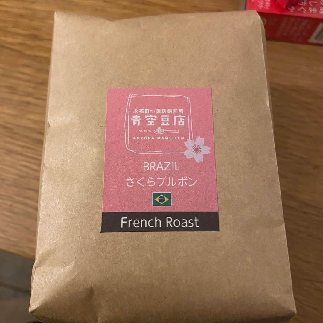 モリシーのインスタグラム：「MORISHIMA COFFEE STANDの ドリップの豆が今日から変わります。 青空豆店さんの ブラジル『さくらブルボン』  前はブレンドでしたが、今回はシングルオリジンです。 (昨日のストーリーで間違えてブレンドって書いちゃった！大和田さんごめん！)  ブラジル、サンタルジア農園で日本の桜をイメージして栽培されてる豆で、 深いコクのあとに爽やかな香りがあります。 期間限定なのであまり長くやらないと思います。お早めに！  #morishimacoffeestand  #青空豆店」