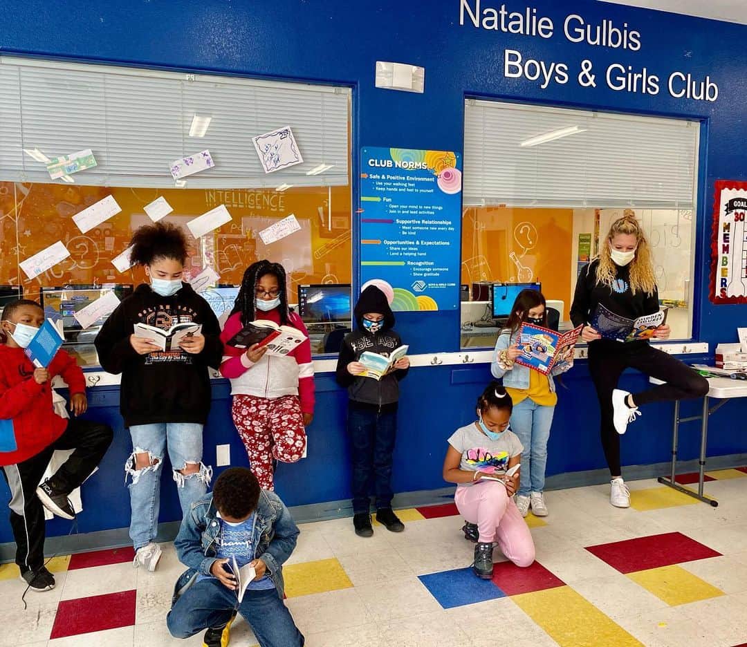 のインスタグラム：「Read today Lead Tomorrow...  They love reading as much as I do!!! 📚 Really special day at the NG Boys & Girls Club. So grateful that the club has been able to stay open from 7-7 during the pandemic... #boysandgirlsclub」