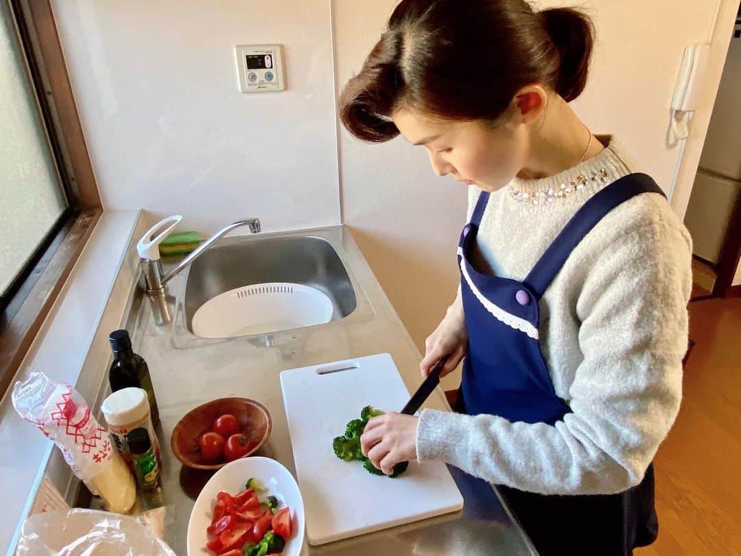 のインスタグラム：「♪チャンチャカ ちゃかちゃか チャンチャッちゃ～ん・・・　 ※NHK「きょうの料理」オープニングテーマ曲  「月刊カラオケファン」さん４月号の特集記事で、  歌手の皆さんそれぞれの得意料理を一人ひとつずつ紹介するコーナー 「レッツクッキング！ 私のおすすめレシピ」コーナーに私も参加させていただきました！ お近くの書店、または「購入申し込みフォーム」からご購入ください。  https://www.muse-s.co.jp/products/index/95/year:2021  #月刊カラオケファン #クッキング #小桜舞子」
