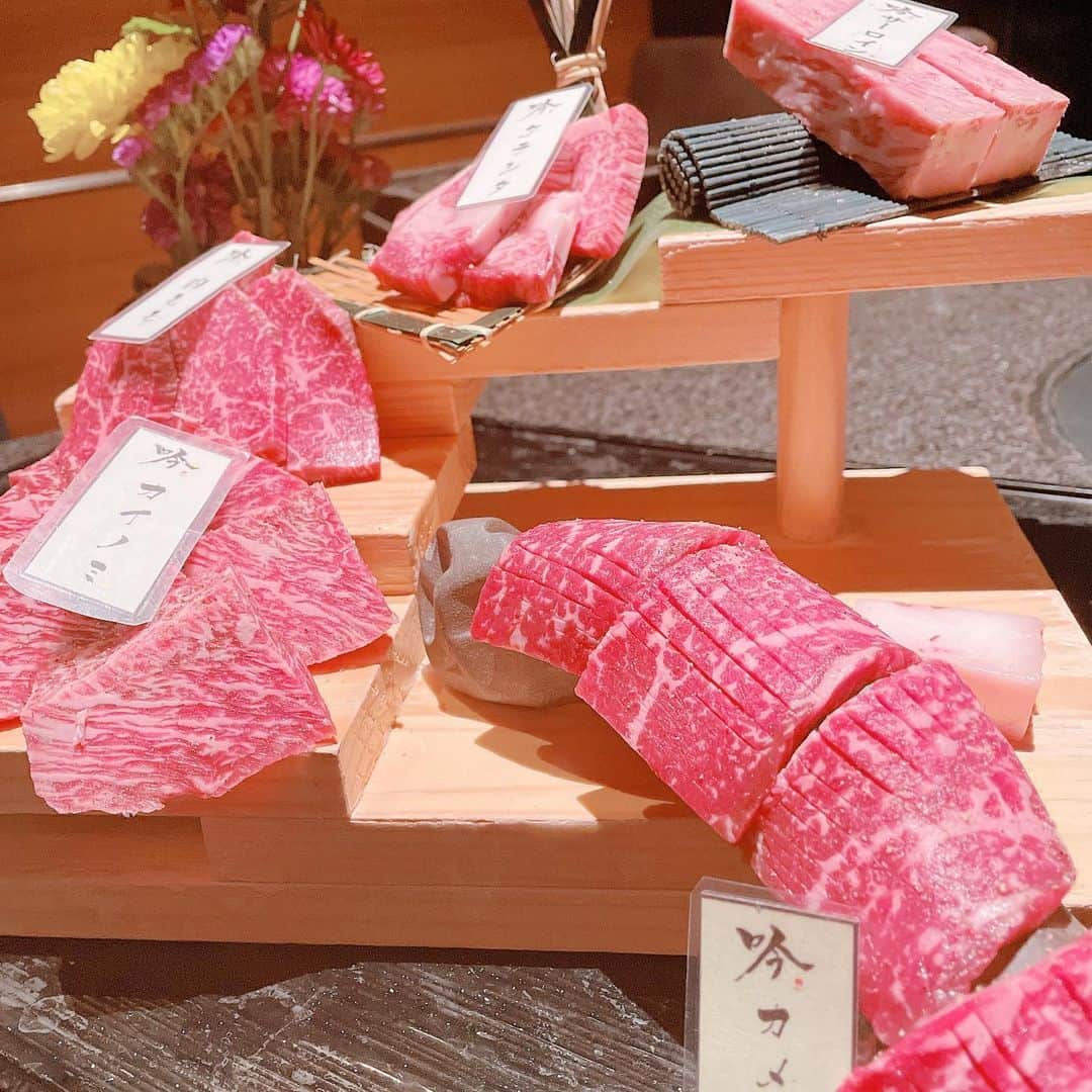尾崎牛_肉割烹_吟_難波のインスタグラム：「おはよう御座います。 吟難波店でございます。  ⭐️ランチ営業⭐️  百合10000円コースと 菫8000円コースが 30%引き  柊コース4200円 柊コース5500円ワンドリンク付き  ⭐️17日〜限定イベント⭐️ 16時〜17時までのネット予約 一休限定百合、薔薇、翡翠コース 何と20%off今だけ 菫、柊コース10%off  緊急事態宣言のため Open　17時00分 close  20時00分 アルコールラスト　19時00分 コースラスト　18時00分  またお昼のご要望や テイクアウトなども 承っております。 何なりとお申し付け下さいませ。  ※菫コース以上 プレモル、角ハイ、酎ハイ All100円 16時〜18時までの ネットご予約のみ！  〒542-0076 大阪府大阪市中央区難波1-8-16 NAMBA HIPS 10F TEL 06-6214-1131 17:00〜20:00 (緊急事態宣言の為)  またテイクアウトも 絶賛好評中です。 お早めのご予約を  #難波 #肉 #吟 #なんば #尾崎牛 #難波駅 #駅チカ　 #テイクアウト #弁当　 #大阪難波　 #夜景　 #なんばHIPS　 #ヒップス #個室 #ワイン #スパークリング #記念日 #誕生日 #肉好きな人と繋がりたい #カップル席 #大阪グルメ #難波グルメ #難波ディナー #難波クーポン」