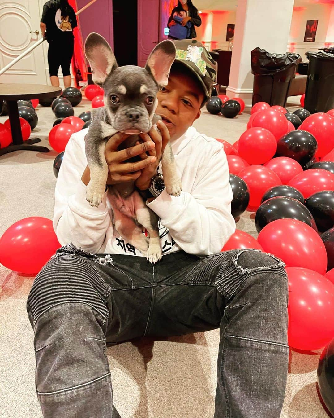 カイル・マッセイさんのインスタグラム写真 - (カイル・マッセイInstagram)「Congratulations to my brother @taylerholder His New Single is 🔥🔥🔥🔥 Go Stream #100Rounds RIGHT NOW!!!  P.s...I wanna be in this dogs life forever 😂😂😂SWIPE LEFT FOR LAUGHS 🧢- @ogyounggregoryog」2月20日 10時50分 - kylemassey