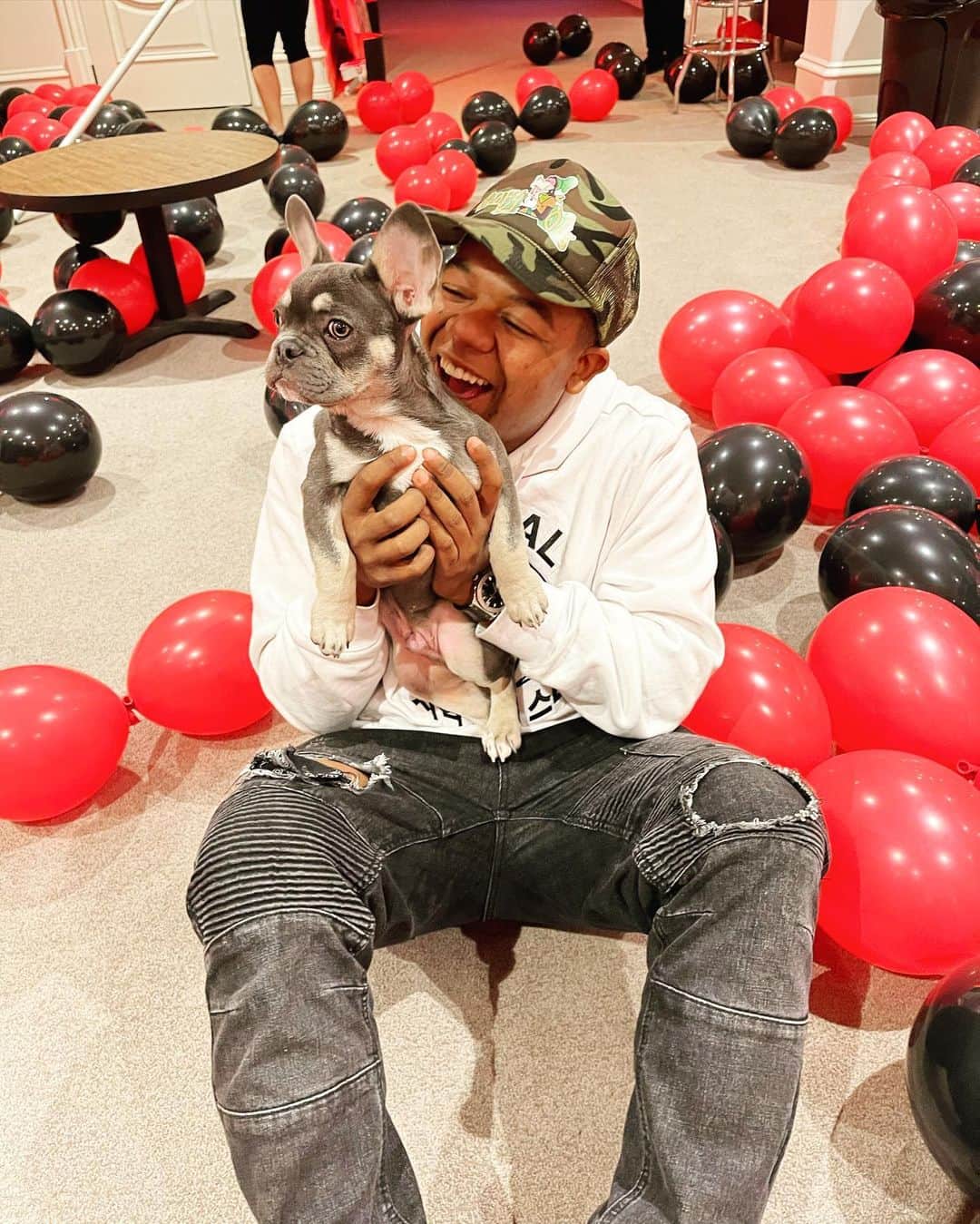 カイル・マッセイのインスタグラム：「Congratulations to my brother @taylerholder His New Single is 🔥🔥🔥🔥 Go Stream #100Rounds RIGHT NOW!!!  P.s...I wanna be in this dogs life forever 😂😂😂SWIPE LEFT FOR LAUGHS 🧢- @ogyounggregoryog」