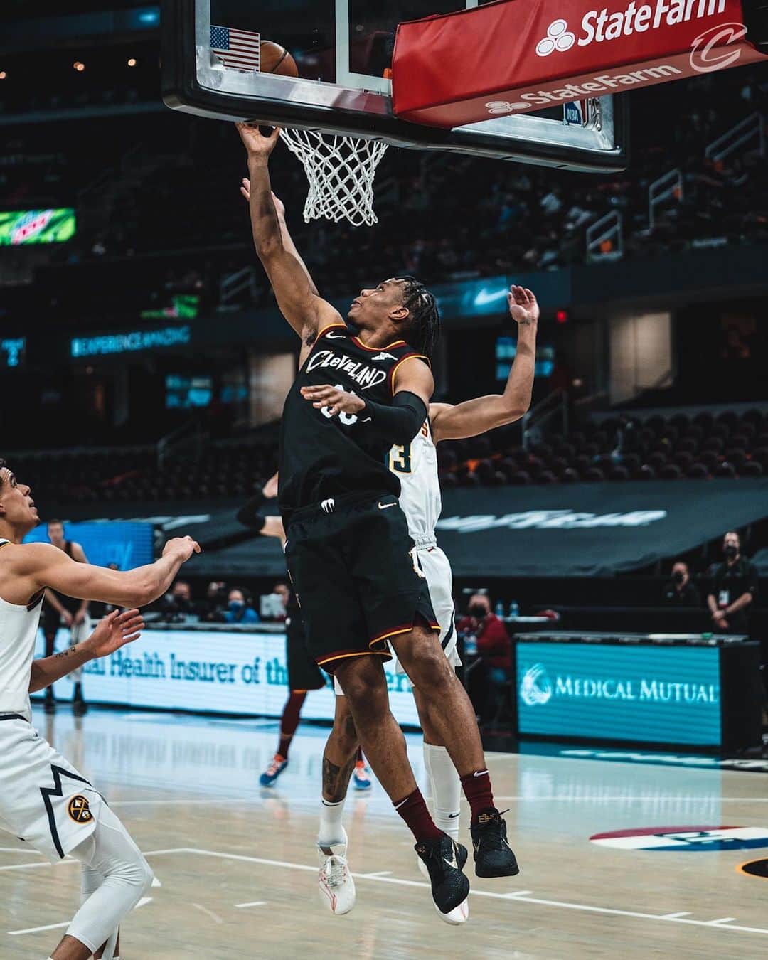 キャブスのインスタグラム：「DG dimes his way out of double team. 😤 #BeTheFight」