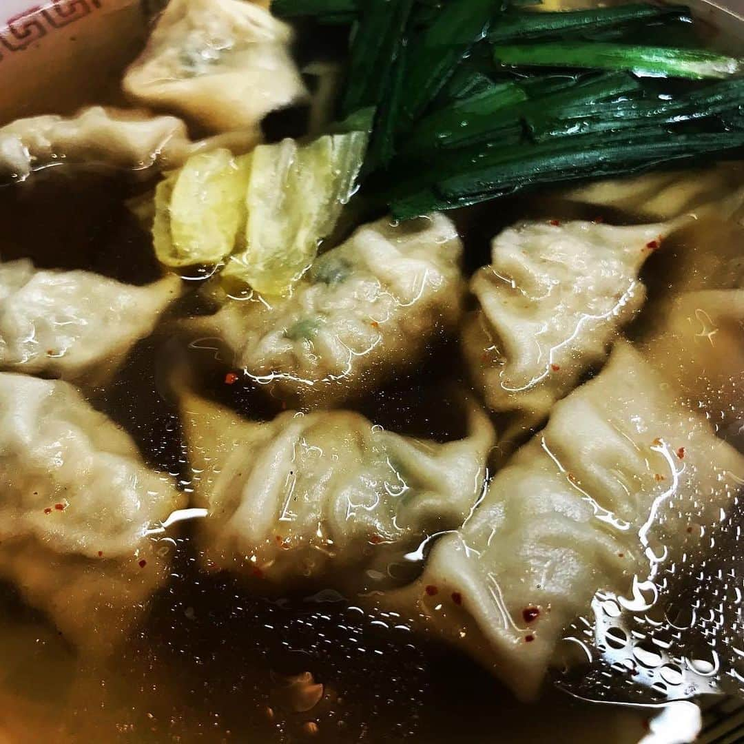 川原由維さんのインスタグラム写真 - (川原由維Instagram)「愛しのテムジン〜🥟💕  たまに無性に食べたくなる😋  餃子🥟も美味しいけど、それ以外もたくさん美味しいのがいっぱいあって🤭  ハイボール🍻止まりません🤣  大将も女将さんも温かくて大好きなんだぁ❤️  #テムジン #餃子 #ラムのサイコロステーキ #最高だった #ホルモン麺 #ハイボール #美味しくて #食べ過ぎ #飲みすぎ #満腹 #大将 #女将さん #大好き #平尾」2月20日 10時55分 - yui5520