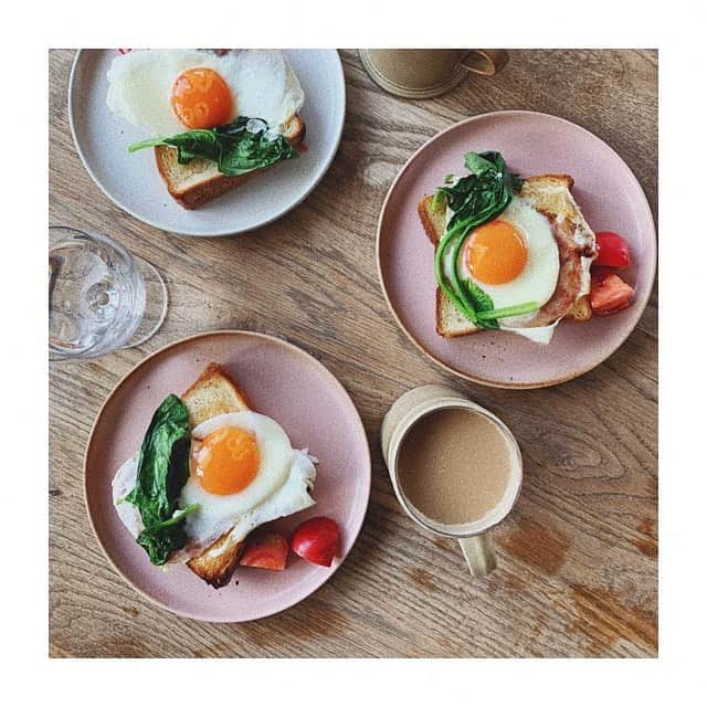 宇藤えみのインスタグラム：「朝ごパン🍳 春いろでこころ穏やかに🌸 器 @kintojapan   #暮らし#朝ごパン」