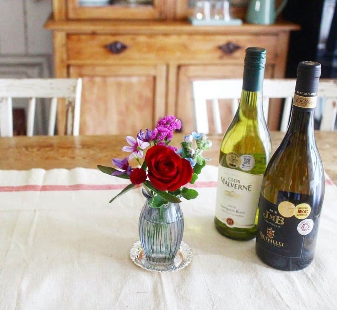 Bloomee LIFEさんのインスタグラム写真 - (Bloomee LIFEInstagram)「お花×ワインで ゆったりとした時間を過ごしてみませんか✨？  お花のある食卓でいただくワインは いつも以上に贅沢なひと時を過ごせそう🍷  真っ赤な"薔薇"に馴染みやすい "ブルースター"などの小花が 気取りすぎない可愛らしさを プラスしてくれています🌹  @suzuki.miyuki.543 さんのお写真  ・ ／⠀⠀⠀ 💐期間限定、プレゼントキャンペーン中！📣⠀⠀ ＼⠀⠀⠀ ”おうちでお花を長く楽しむ” ドライフラワープレゼント💐 ・ 期間限定 2/23 まで、開催中！！⠀⠀⠀ 詳細はストーリーズハイライトの⠀⠀ "プレゼントキャンペーン"をチェックしてください♪⠀⠀  #bloomeelife#ブルーミーライフ#お花の定期便#プチブーケ#サブスク#花のある生活#花好きな人と繋がりたい#おうち時間#花部#花写真#花が好き#花を飾る#暮らしを楽しむ#日々の暮らし#丁寧な暮らし#日々#お花のある暮らし#素敵な休日#暮らしを整える#くらしのきほん#日々の暮らしを楽しむ#丁寧に暮らす#おうち時間#インテリアフラワー#ナチュラルインテリア#豊かな暮らし」2月20日 11時00分 - bloomee
