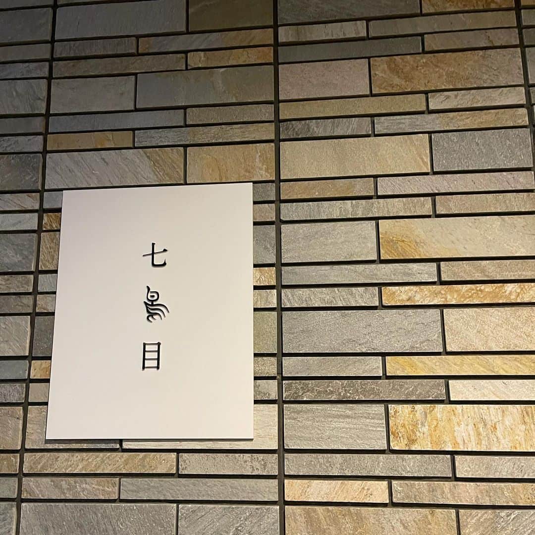 MAMIさんのインスタグラム写真 - (MAMIInstagram)「#グルメスタグラム  予約困難な 大好きな焼き鳥屋さん コスパ最高お味最高です💋  お任せコースのみ  レモンサワーが最高 うずらがほぼ煮卵串 締めのラーメン、震えるおいしさ プリンも洗面器サイズ食べたい  食べきれないほどでてきます。 次は5月かな〜🐓  素敵なママが人生相談に のってくれます❤️  #南青山七鳥目  #予約困難店 #焼き鳥 #おなかいっぱい  #女子会 #ママ会 #食べて語って大急ぎ #美食会 #どうせカロリー取るなら #美味しいもので #instagood  #instafood #followｍe」2月20日 11時01分 - mami_rcj