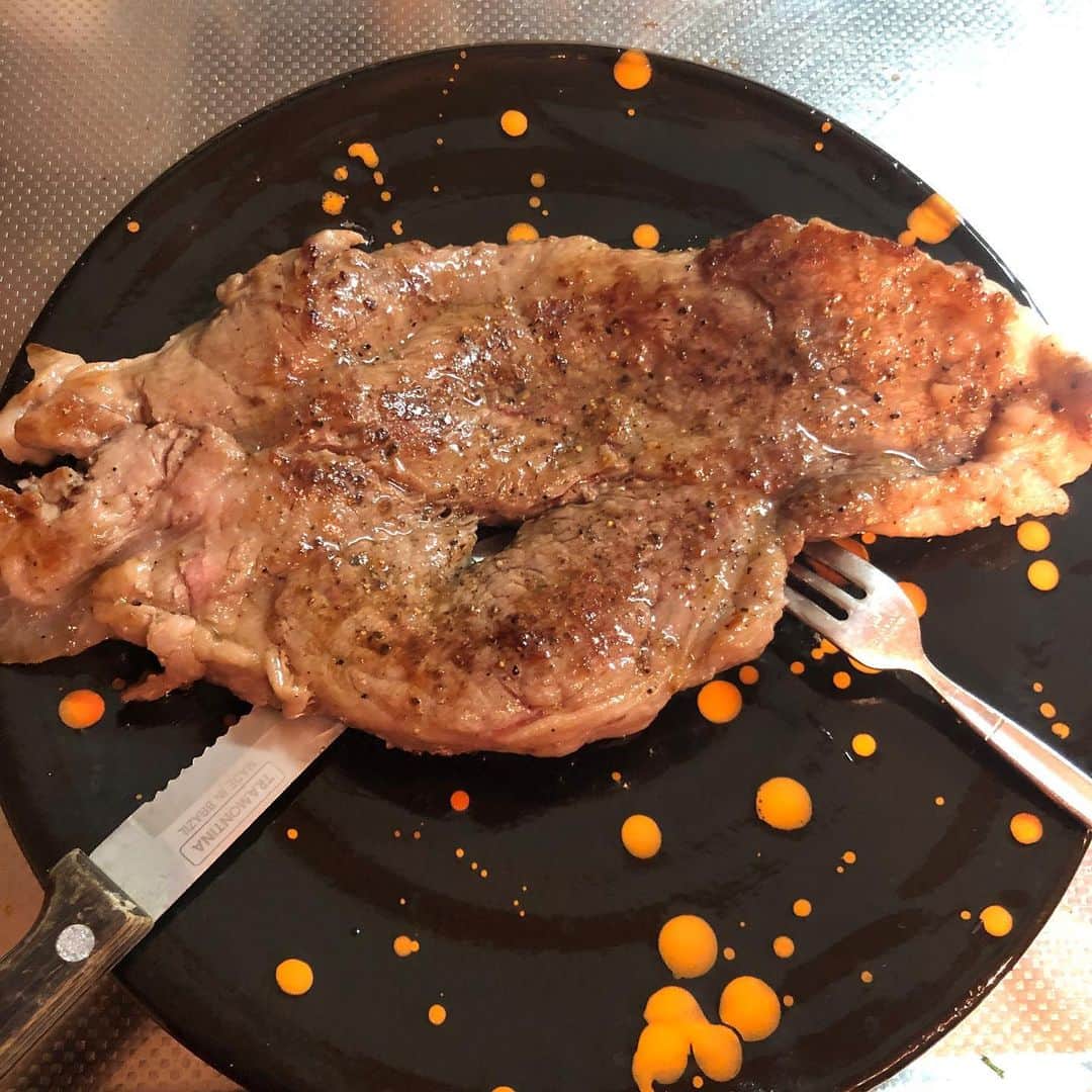 勝矢さんのインスタグラム写真 - (勝矢Instagram)「解体したお肉をステーキでいただく 塩コショウとスパイスだけで充分美味い😋 1人じゃなくて 本当はみんなで食べたいけどね😁😁  今はタコスを作りたい欲が出まくってます😍😍」2月20日 11時11分 - ajakatsuya