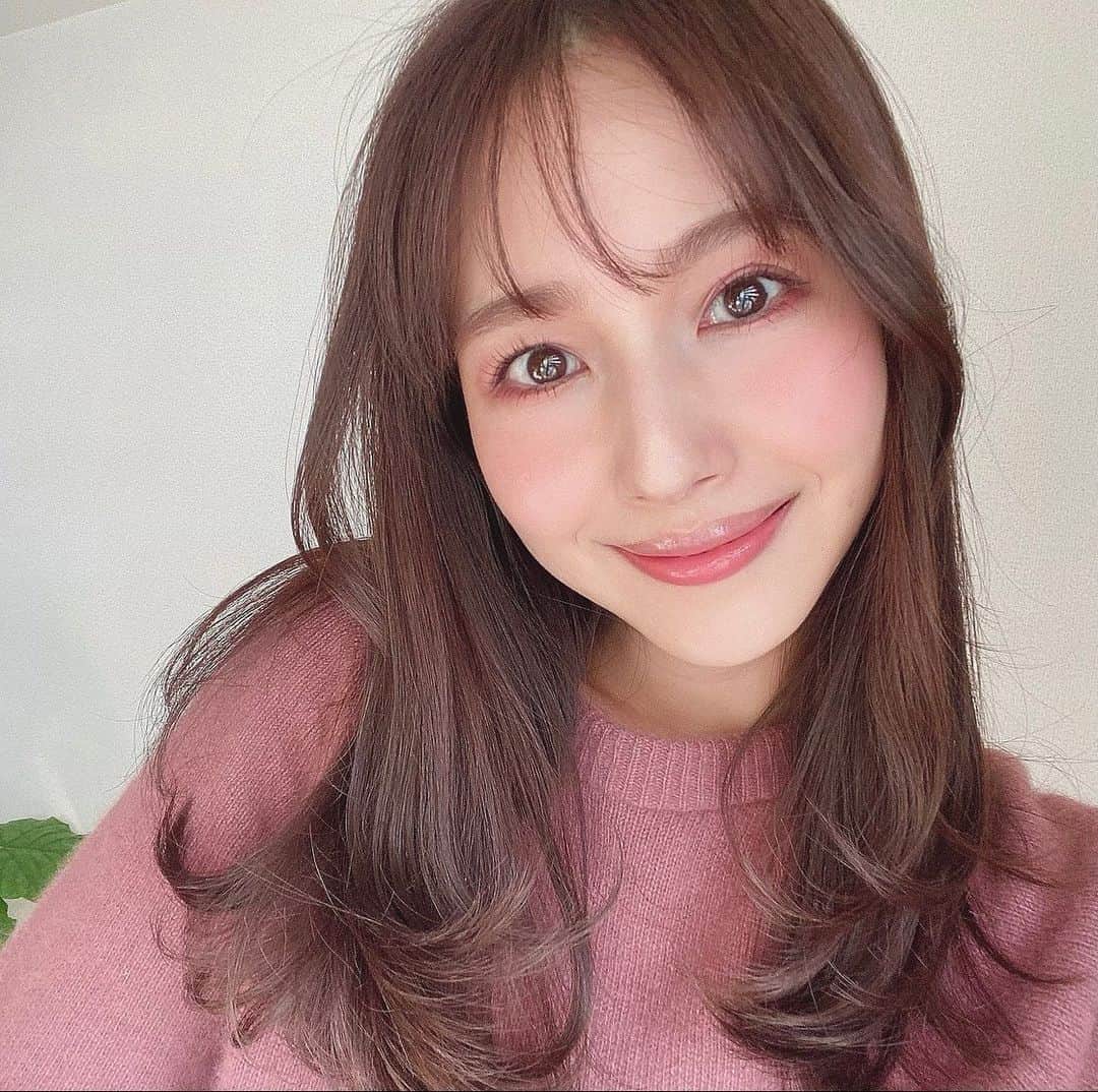 のインスタグラム：「大好きで何本も持っている @clarinsjp のコンフォートリップオイルから 桜をイメージした限定色が登場しました🌸 植物由来の美容成分配合でふっくらした印象に♡ 淡い桜ピンクが可愛すぎる🥺 リップの上から重ねたり、 ナチュラルメイクの時はこれ一本でも良さそう。 薄づきなのでマスクに色が移らないのも嬉しい✨  限定SAKURA COLLECTION　2021.02.12発売 #さくら色メイク#クラランス#コンフォートリップオイル#CLARINS#サクラ#限定コスメ#pr」