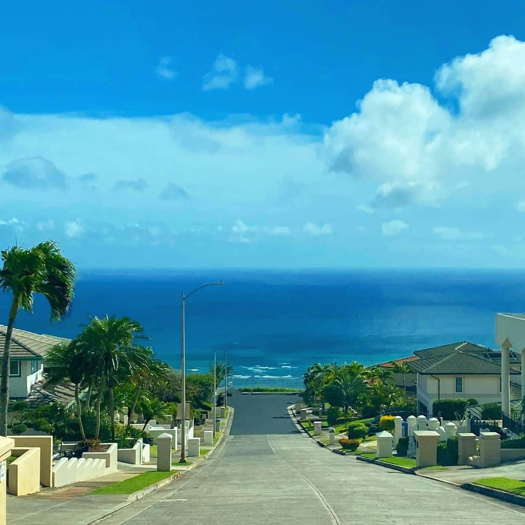 マキ・コニクソンさんのインスタグラム写真 - (マキ・コニクソンInstagram)「うちの坂って ジェットコースターみたいでしょ？！🎢　 まるで人生そのもの！  Up and Down!! 🎢 スリリングだよぉ！😆  そのまま海に飛び込んじゃい そうになるーっ！🚗💨💨  #エアハワイ🌺  #ハワイのおすそ分け🤙🏼  #人生はまるでジェットコースターだ！🎢 #だから人生やめられない」2月20日 11時06分 - makikonikson