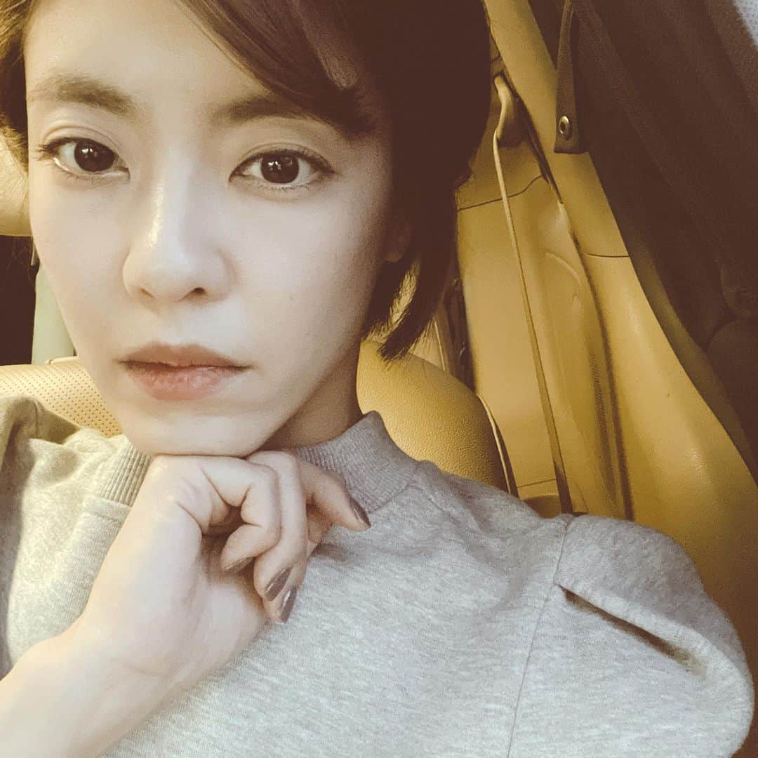 イ・ユンジのインスタグラム：「언니가 미리챙겨준 옷을 입고 촬영을 다녀온 어제. 끝나고 다시갈아입을때 알았지. 뒤집🙈#것도모르고셀카라니#이런정신이라니#라쏘맘의일상#언니미안행」