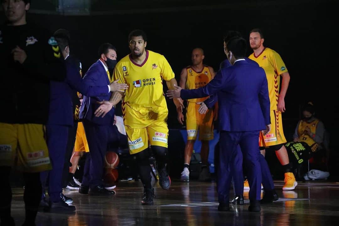 群馬クレインサンダーズのインスタグラム：「【2/19試合写真📷】 白熱の試合展開、手に汗握る試合でした😅 オフショットも満載😊  #群馬クレインサンダーズ @mp3basketballjapan  @treymj  @keenanj40  @b_qvale  @tee.21  @sf238  @reiya.nozaki12  @k.kohei_13」