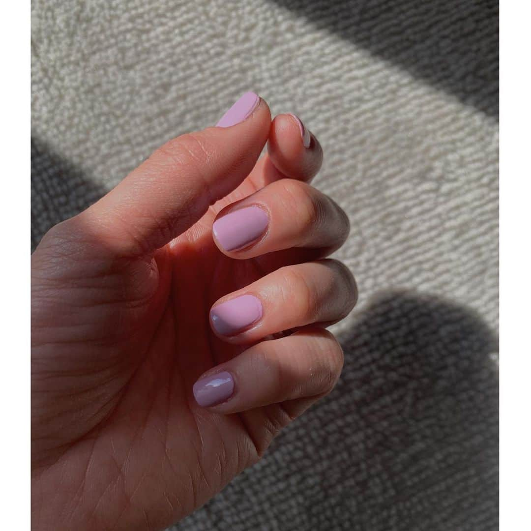 伊地知朋子さんのインスタグラム写真 - (伊地知朋子Instagram)「____ 手元はもう春💜 lavender @essie」2月20日 11時19分 - tomoko_urbanbobby