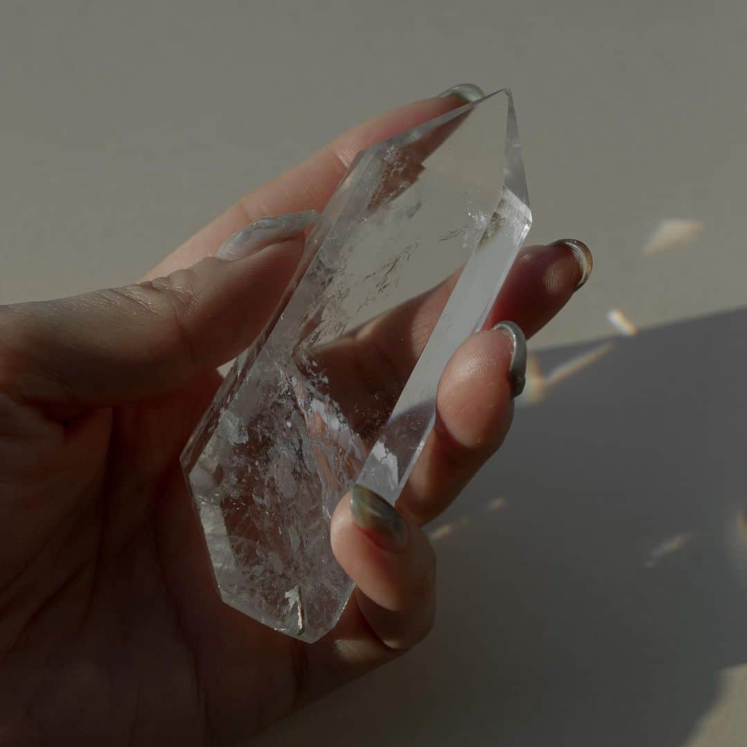 仲村美香さんのインスタグラム写真 - (仲村美香Instagram)「Crystalの結晶。 光に当たると綺麗だなぁ…♡ @midastouch_official で 天然石の取り扱いをしようか迷ってて サンプルを取り寄せているの… 欲しい人いるかなぁ？♡ ・ ・ ・ ・ #Crystal#クリスタル#水晶#天然石#stone#naturalstone#MIDASTOUCH#ミダスタッチ」2月20日 22時09分 - mikapu0519