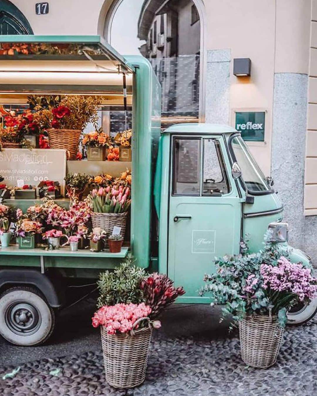 メドモアゼルのインスタグラム：「Have a lovely weekend 💐🌸🌺  Mesdemoisellesparis.com  #mesdemoisellesparis #springsummer21」