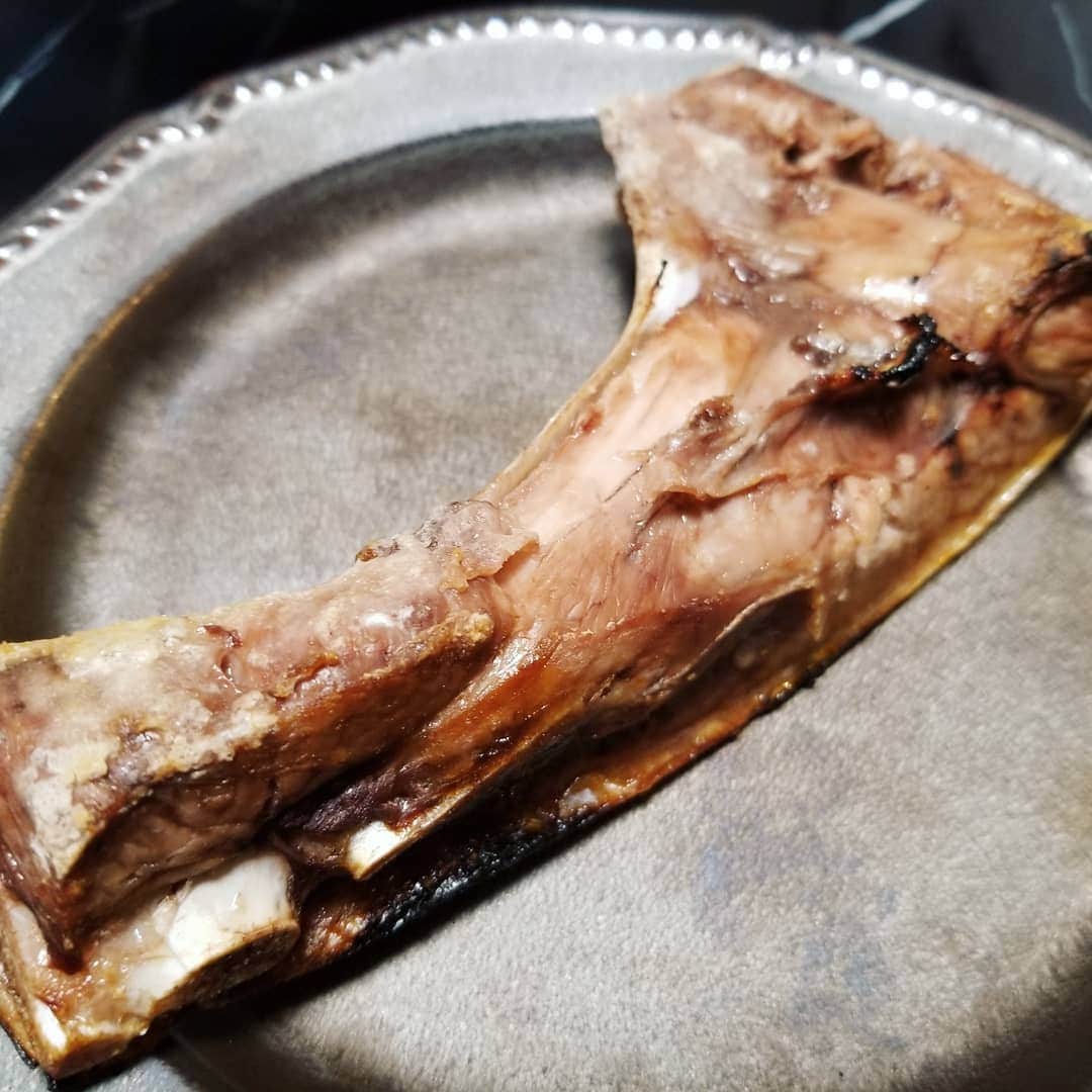紘毅さんのインスタグラム写真 - (紘毅Instagram)「今日の夕飯。 チリガーリックバターを作ってみたので豚ステーキ。 玉ねぎもステーキ。 マグロの釜焼き。 #パパ料理 #お腹いっぱい #ごちそうさまでした」2月20日 22時10分 - hirokinginging