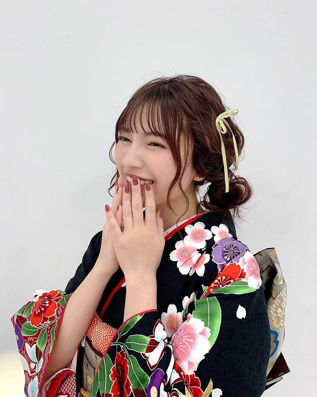 廣川奈々聖のインスタグラム：「先日、撮影で振袖を着ました🕊🖤﻿ ﻿ 大人っぽい黒の振袖だから﻿ グリーンのリボンを差し色に 髪型は可愛い感じにしてみた どうかな ¨̮ ！ ﻿ ﻿ ﻿ ﻿ 振袖は、 #かしいしょう錦 さんに協力頂きました 🗝﻿ ありがとうございます ！﻿ ﻿ ﻿ ﻿ ﻿ #振り袖#振袖ヘアアレンジ#晴れ着#黒振袖#ツインアレンジ#リボンヘアアレンジ#ヘアセット#hairarrange」