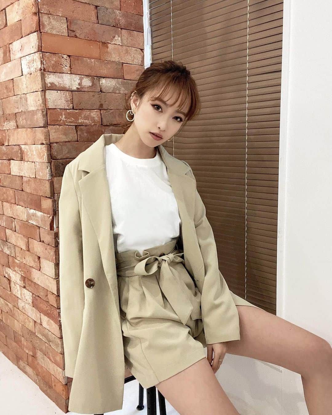 木田絵里香のインスタグラム：「. ミント🌿🍐🥝🔫💚 . ・テーラーJK ・ハイウエストショートパンツ ・バックプリントロゴTシャツ . 春カラーチェックしてね❤︎ . #セットアップ#春コーデ#ミント#Tシャツ#fashion#coordinate」