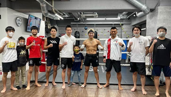 武尊さんのインスタグラム写真 - (武尊Instagram)「今日はロケの合間に @vallely_kickboxing_team さんで追い込み🔥 使わせて頂いてありがとうございました！！ 勇翔もありがとう🙏 @kamekichi12」2月20日 20時48分 - k1takeru