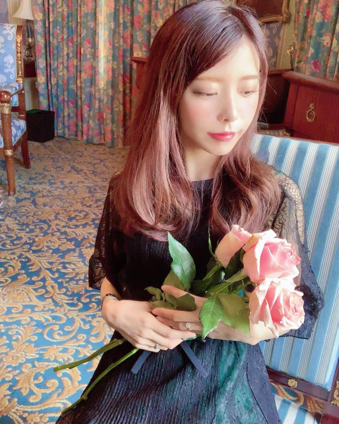 まんまるとまとのインスタグラム：「longhair RED❤️ ・ 早く髪の毛のびないかな😞 エクステつけるか 悩む🙃 ・ ・ ・ ・ ・  #ディズニーランド #ディズニーシー #ディズニー #サンリオ #ユニバーサル #ユニコーン #風船 #バルーン #赤髪  #ロココ #アンティーク #ロングヘア  #ディズニー写真部 #ヌメロヴェントゥーノ  #サロンモデル #撮影  #マイメロ #シナモン #プリクラ  #disney #disneyland #disneysea  #balloon #universal #Sanrio #japan #girl #pink #anime #n21」