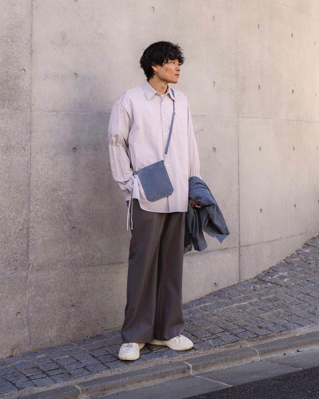 Ryoさんのインスタグラム写真 - (RyoInstagram)「ㅤㅤㅤㅤㅤㅤㅤㅤㅤㅤㅤㅤㅤ @yoke_tokyo で予約してた物が届いたのでさっそく🚶‍♂️🚶‍♂️🚶‍♂️ 今日は、グレー×ブルーコーデ！ アウターは、SUEDE CUT-OFF SHIRT JACKET。 ジャケットとシャツ中間なアイテム！ ポケットがミニショルダーにもなる面白い仕組み。シープスウェードで着心地も良くレザーの特有の着心地の悪さも全くないです！ 中のシャツは、piping shirt。 カット類で使われていたYOKEの定番のディテールでもあるパイピング仕様をシャツに落とし込んだシャツです！ サイドには深いスリット入りで垂れた紐がアクセントになっていいですね！ 今回のyokeは、色が特に好きでブルー系、グレー系、特に注目😙 ㅤㅤㅤㅤㅤㅤㅤㅤㅤㅤㅤㅤㅤ  I have just got 21SS delivery from @yoke_tokyo. Today I wore blue×gray outfit. The outer is SUEDE CUT-OFF SHIRT JACKET. It has an interesting design that the pocket can be used as a shoulder bag. It’s made of sheep skin which is comfortable to wear as whereas  I it’s a leather. The shirt inside is piping shirt, which is the yoke standard, piping detailed shirt.  On the side, it has a deep slits and the hanging string is a nice accent. This season, I really like the color of gray and blue, which I really recommend 😚 ㅤㅤㅤㅤㅤㅤㅤㅤㅤㅤㅤㅤㅤ jacket:#yoketokyo shirt:#yoketokyo pants:#ryotakashima shoes:#oamc」2月20日 20時49分 - ryo__takashima