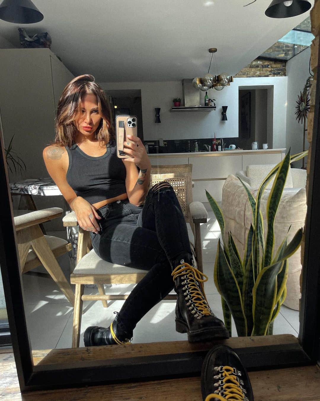 ルー・ティーズデールのインスタグラム：「I bought these walking boots from an amazing little shop near me through click and collect 🖤@ediitstore🖤 make sure you’re supporting smaller retailers right now they have no one going in to buy their amazing stuff 💛 (not an ad!)」