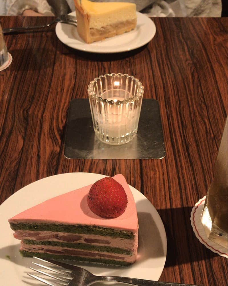 kasumiのインスタグラム：「いちごいちごしてるっ🥺🍓  ここのカフェの名前永遠と覚えられないや‎( '-' )  何だっけみんながよくくまさんの形したブラウニー？食べてるところです表参道の🕯🦫」