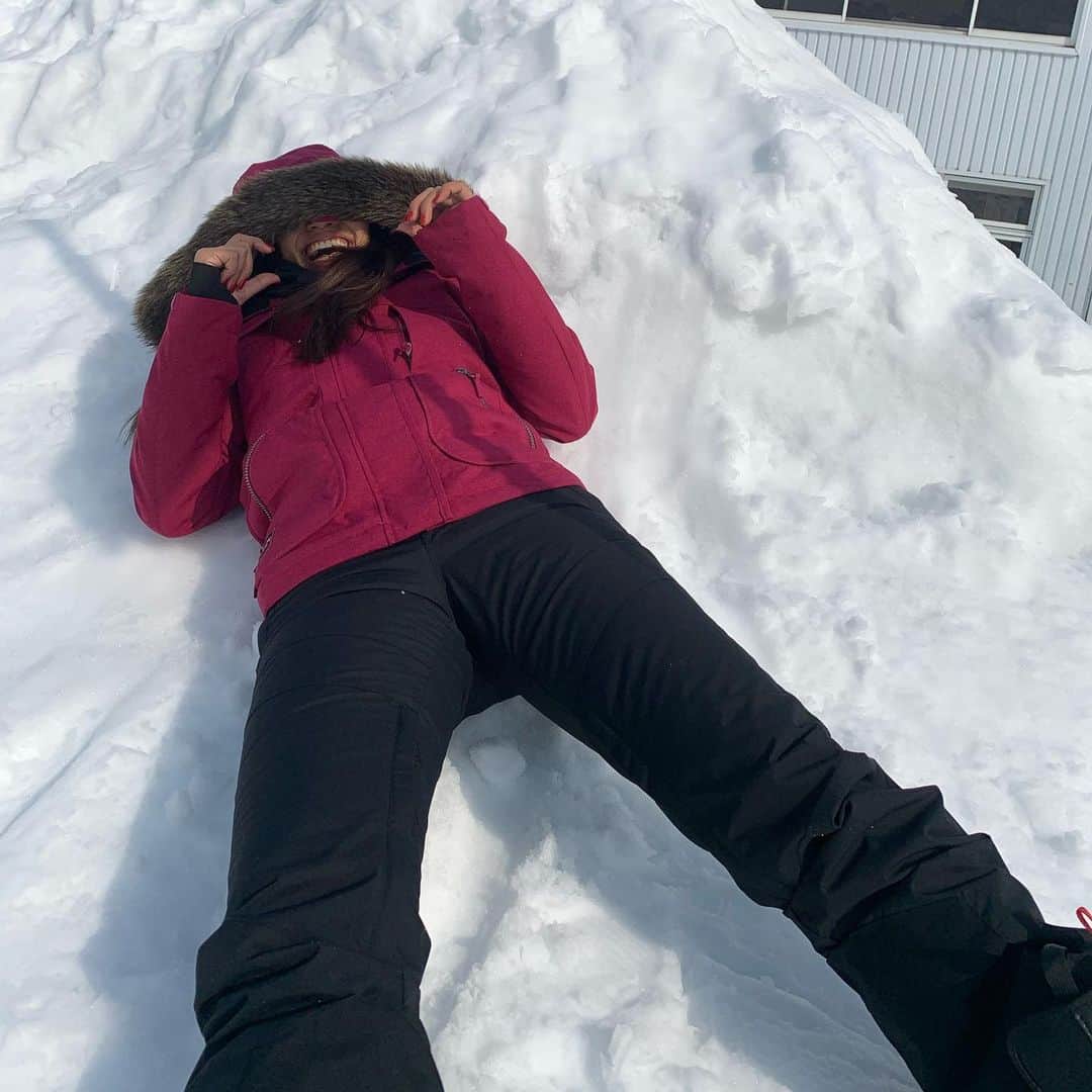 Megha Shrestha さんのインスタグラム写真 - (Megha Shrestha Instagram)「撮影中の一連の流れをご覧ください😂😂最後爆笑　滑りまくりでしたね❣️ @ami__angel 🦋 来月も楽しみたぁー♡  ウエア全身 @billabongwomensjp  今年初滑り最高でした✨」2月20日 20時42分 - happy_story_14
