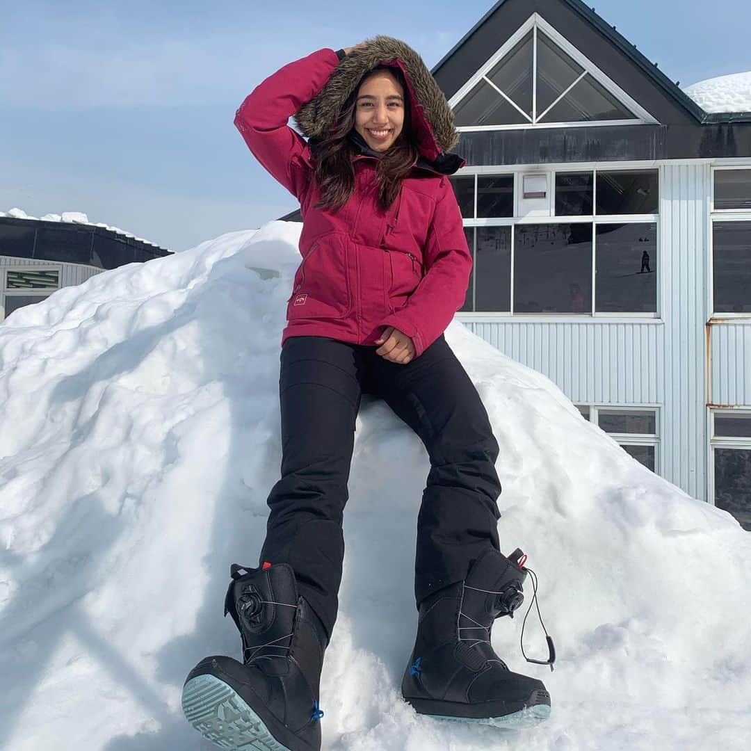 Megha Shrestha のインスタグラム：「撮影中の一連の流れをご覧ください😂😂最後爆笑　滑りまくりでしたね❣️ @ami__angel 🦋 来月も楽しみたぁー♡  ウエア全身 @billabongwomensjp  今年初滑り最高でした✨」