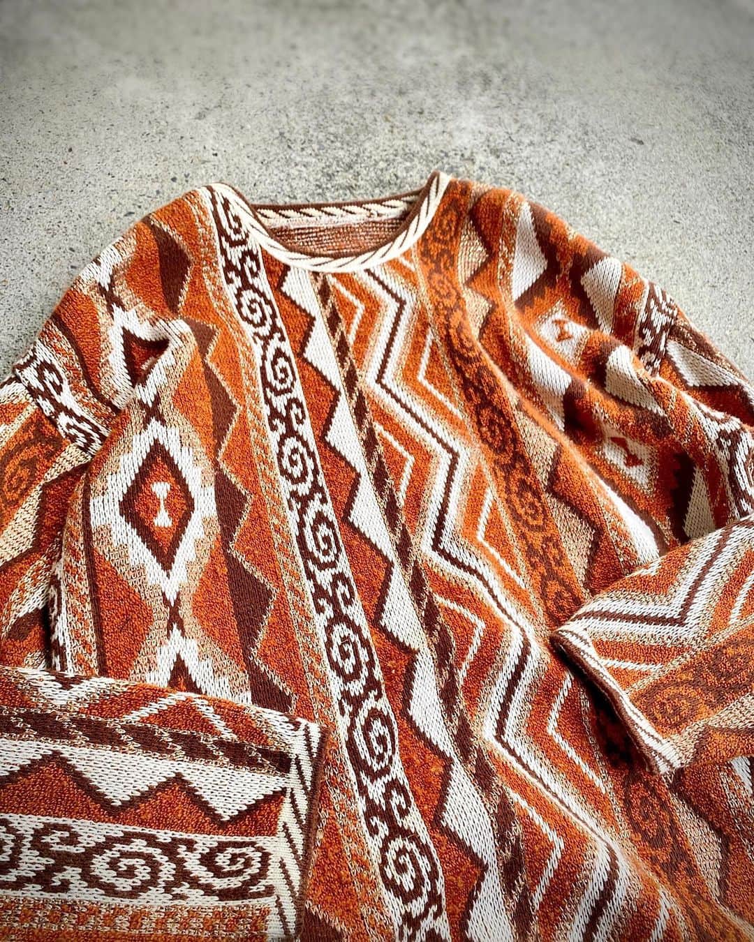 のインスタグラム：「“Orenge×Metallic Cotton Knit Top”  オレンジにラメ糸がCuteなコットンニット。ウールではなくコットンですので今から春先にかけて着られる素材感です。 ゆるいサイジングも今の気分。 オンラインストアにも掲載しております。  ※当面の間実店舗は日〜火曜日定休です。」