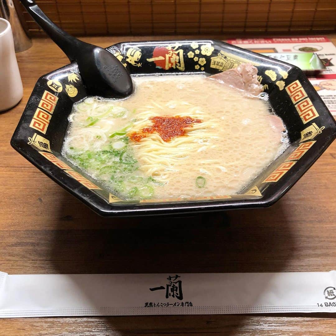 がっちゃんのインスタグラム：「久しぶりの外食🍜 美味しかった💕  スカイツリーは自宅から見えるけど、近くで見て初めてメッセージに気が付きました😅 TOGETHER WE CAN ALL WIN!✨  #ラーメン #一蘭 #スカイツリー」