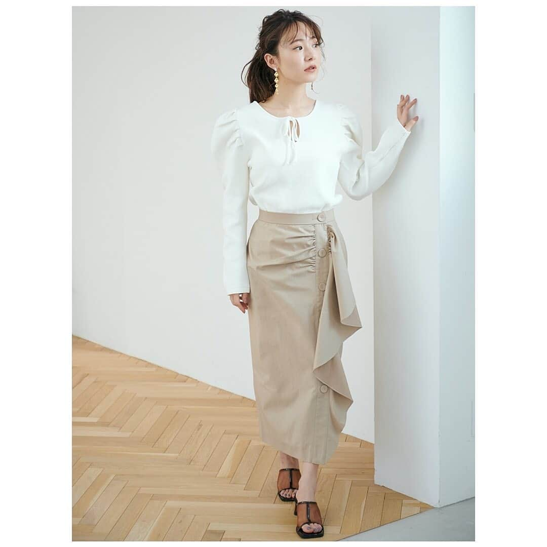 Cherie Monaさんのインスタグラム写真 - (Cherie MonaInstagram)「. -NEW SEASON- “2021 SPRING COMING”  アシメドレープボタンスカート Beige/Khaki ¥13,500+tax  @cheriemona_official @mizuki_nishikawa_  #cheriemona #シェリーモナ #2021SS #newarrival」2月20日 20時45分 - cheriemona_official