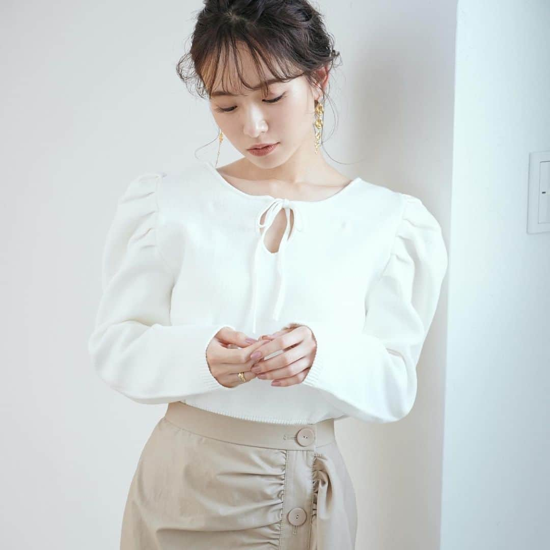 Cherie Monaさんのインスタグラム写真 - (Cherie MonaInstagram)「. -NEW SEASON- “2021 SPRING COMING”  アシメドレープボタンスカート Beige/Khaki ¥13,500+tax  @cheriemona_official @mizuki_nishikawa_  #cheriemona #シェリーモナ #2021SS #newarrival」2月20日 20時45分 - cheriemona_official