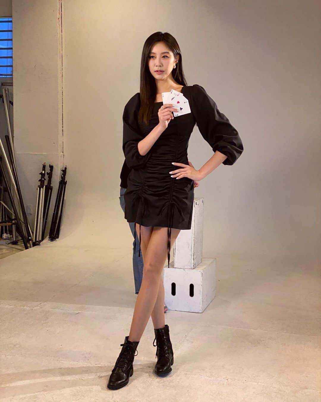 イ・ナリのインスタグラム：「헤헤 잼썼당  #🃏 #♠️♥️♣️♦️  #카드 #카드마술 #카드놀이 #😝 #슬로우모션 #slowmotion #shooting」