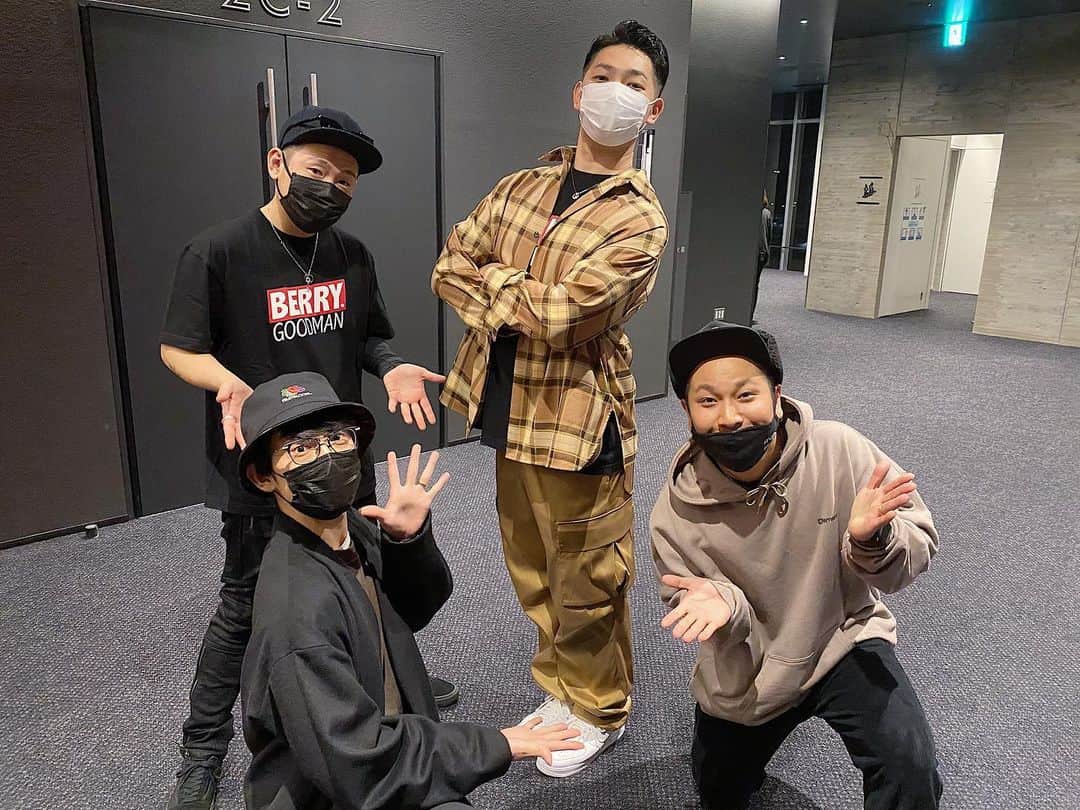 川崎鷹也のインスタグラム：「ベリーグッドマンさんのライブにお邪魔して来ました🙋‍♂️しっかりライブを届けて頂きました💥アイカタ痺れました、、カッケェ、、可愛い真翔くんにも出会えて幸せを貰ったよ🥰 #ベリーグッドマン #teppan #川崎鷹也 #舟津真翔 #ライブ #渋谷公会堂 #linecubeshibuya #渋谷 #instagood #instagram #instalike #instadaily #instafashion #instamoment #instaart #instalove #instafollow #instacool」