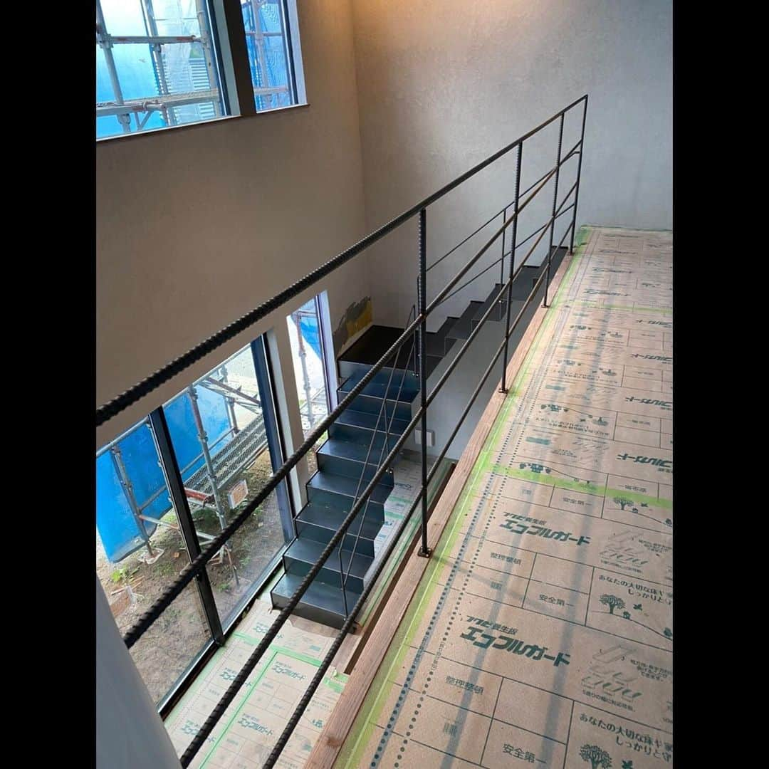 Interior & Renovation/建築_インテリアさんのインスタグラム写真 - (Interior & Renovation/建築_インテリアInstagram)「黒皮鉄で階段作ってみた  黒皮鉄板(酸化被覆鉄板) を曲げ曲げして 階段を製作 あえてボルトは剥き出しで。  この黒皮の艶が本当に好みで。。。  見た目うっすい  ポイントで鉄を使うと言うよりは 大胆に  現場に鉄物入れるときが1番ワクワクする。  #黒皮鉄 #階段 #インテリア #アンティーク #モルタル #暮らし #古材　#吹き抜け #アイアン手摺　#アイアン階段」2月20日 20時56分 - viollante_official