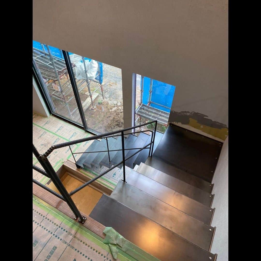 Interior & Renovation/建築_インテリアさんのインスタグラム写真 - (Interior & Renovation/建築_インテリアInstagram)「黒皮鉄で階段作ってみた  黒皮鉄板(酸化被覆鉄板) を曲げ曲げして 階段を製作 あえてボルトは剥き出しで。  この黒皮の艶が本当に好みで。。。  見た目うっすい  ポイントで鉄を使うと言うよりは 大胆に  現場に鉄物入れるときが1番ワクワクする。  #黒皮鉄 #階段 #インテリア #アンティーク #モルタル #暮らし #古材　#吹き抜け #アイアン手摺　#アイアン階段」2月20日 20時56分 - viollante_official