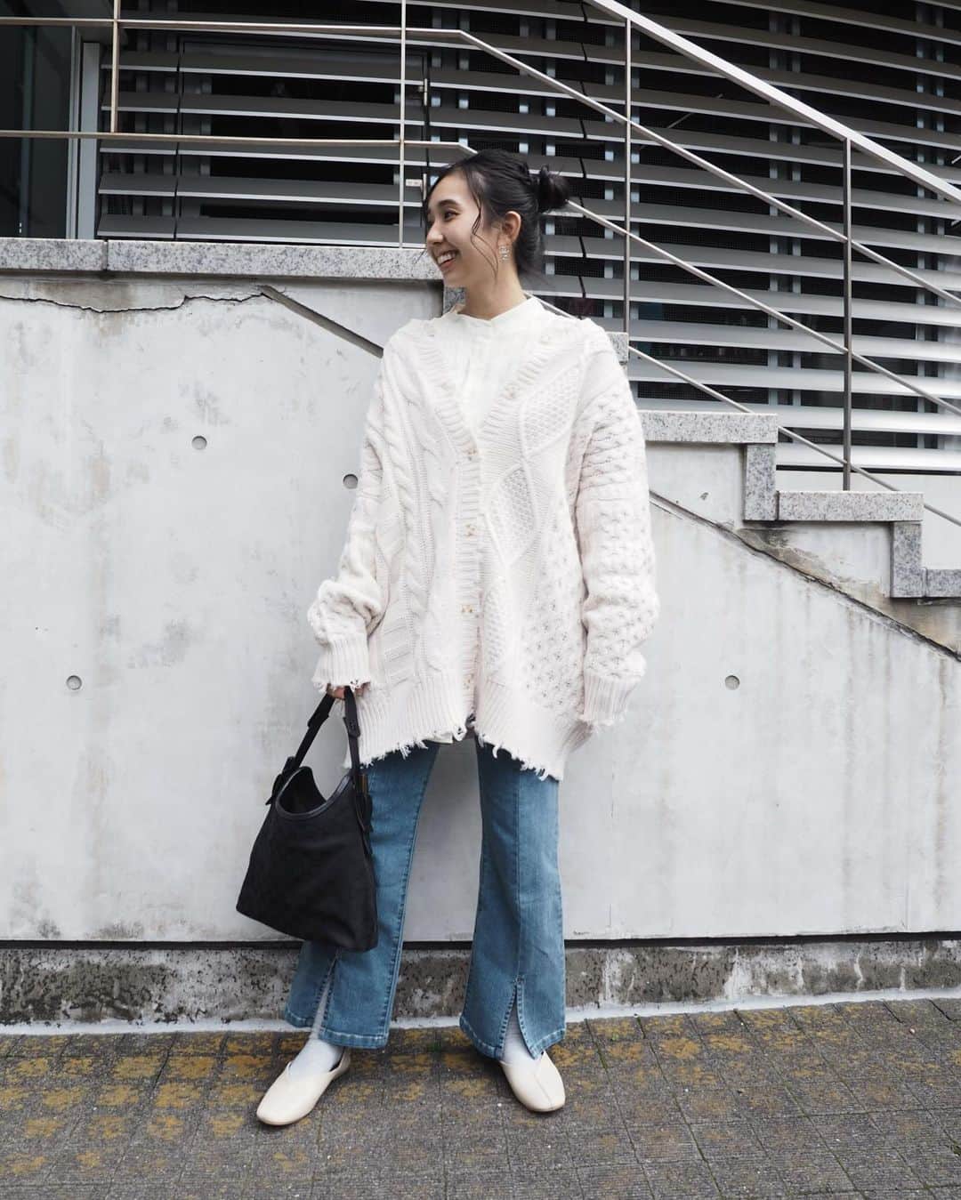 鈴木詩織のインスタグラム：「久しぶりにお団子ヘアでカジュアルコーデ🐶  なんだかんだ、デニム×ホワイトトップスって鉄板だな〜と！ ニットは上のボタンを少し開けて着てるけど、全部閉めてプルオーバーっぽく着るのもオススメ🤍  アイテムはバッグ以外全て @reedit_official だよん🍃  ﻿ ﻿  #コーデ部#コーデ日記#162cmコーデ#reedit #リエディ #リエディスタ#エシカルファッション #サステナブル #SDGs #2020AW #fashion #ootd #トレンドファッション #コーデ #コーディネート #大人カジュアル#今日のコーデ」