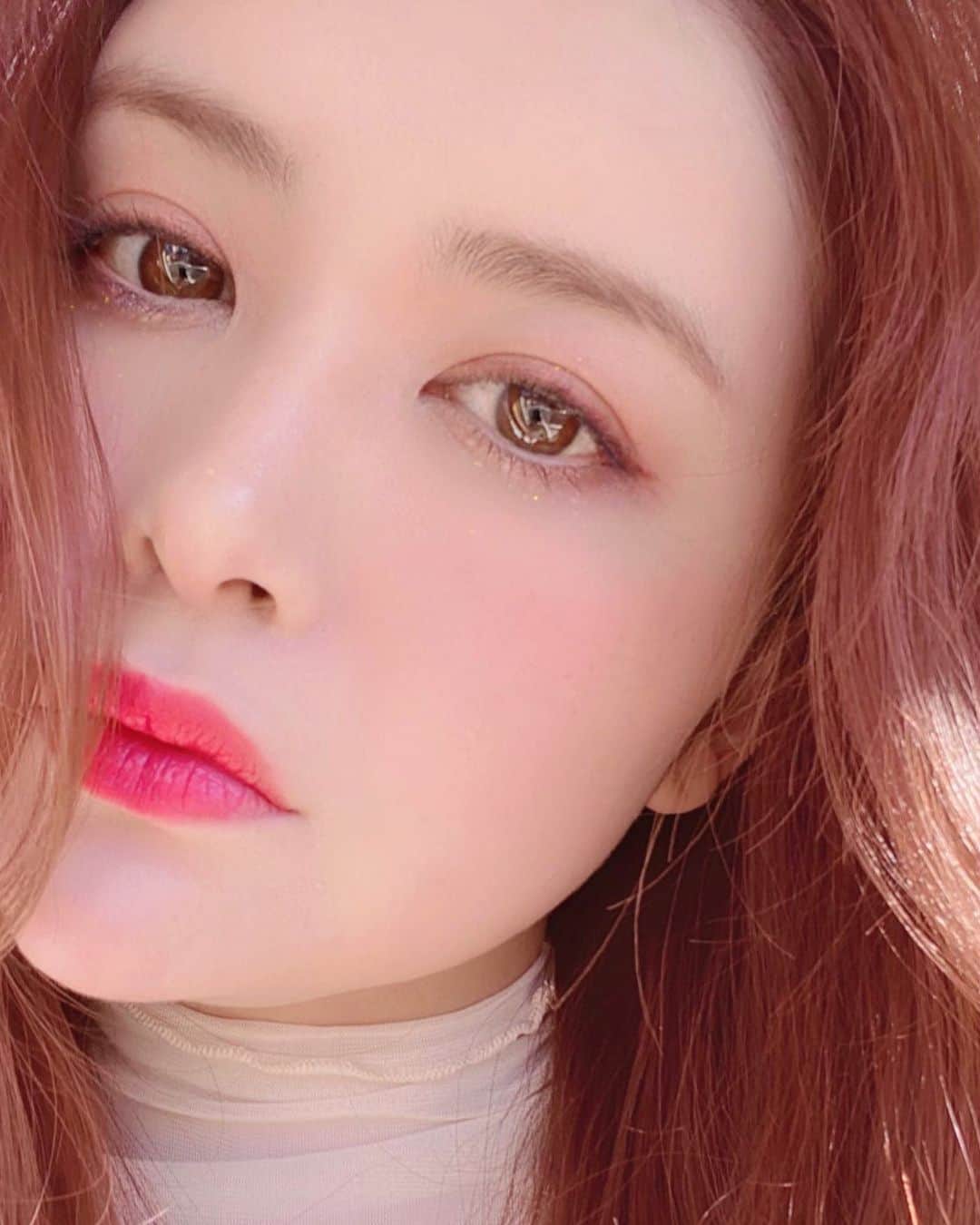 津久江麻由のインスタグラム：「. . 反響？良かったので こっちにも載せちゃお👯‍♀️🤍 写真サイズが大きすぎて 泣く泣くカット🥲▪️ . これシリーズめっちゃ撮ったから 沢山上げる😅✌🏻 . . #网红 #中国メイク #ワンホン #チャイボーグ #中華メイク #紅美女 #新作コスメ #お気に入りコスメ #コスメ大好き #メイク好き #デパコス #コスメ紹介 #今日のメイク  #今日のコスメ #プチプラコスメ #おすすめコスメ #コスメ購入品 #コスメ好き #メイク好き #スキンケア #美容大好き #美容好きさんと繋がりたい #ダイエッターさんと繋がりたい #ダイエット記録 #フォローバック #韓国コスメ #韓国メイク #カラコン #カラコンレポ #チャイボーグメイク」