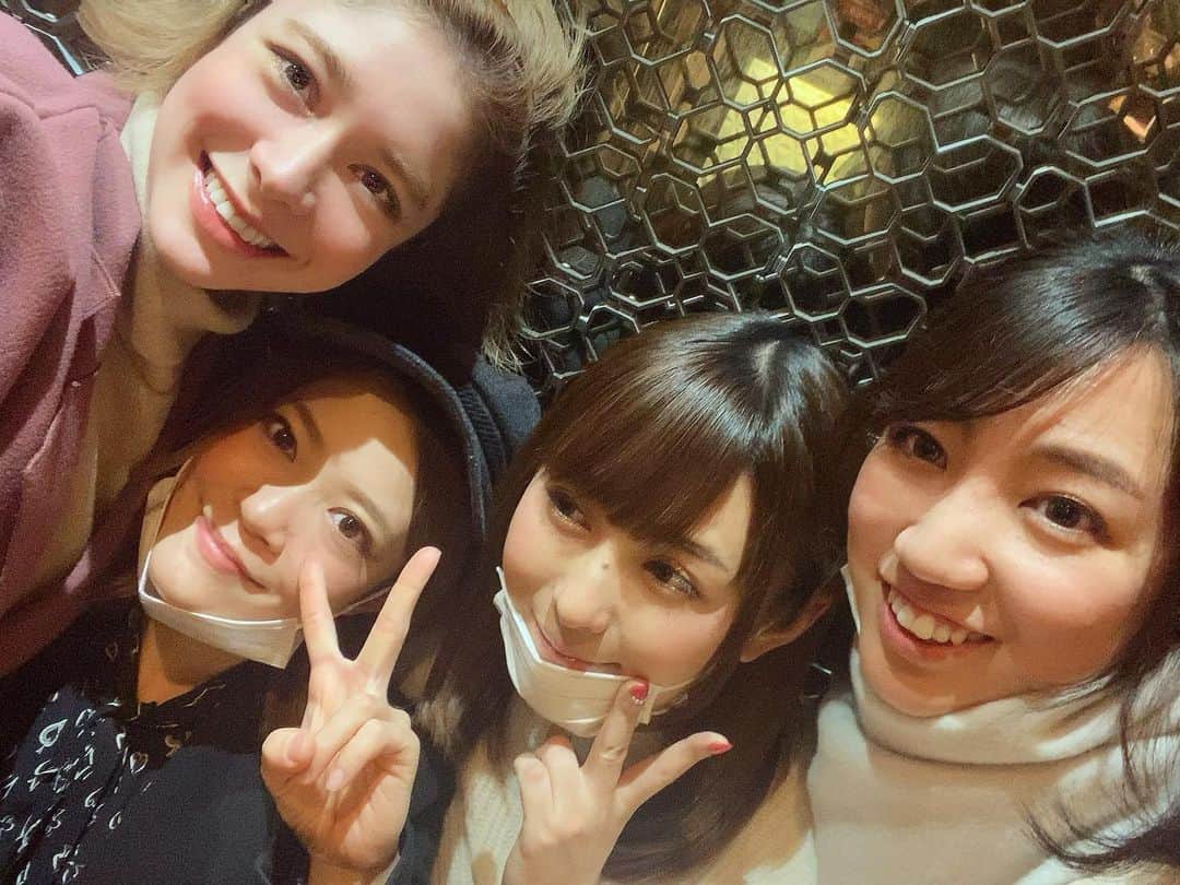 のインスタグラム：「食欲が止まらないのですね😂今週1週間で4キロ太りました😆吉野家の牛すき鍋定食お肉2倍ご飯大盛りにハマったんだけど、松屋の牛丼とカレー両方頼むのよりかはいいかなっなんて思ってます🙋‍♀️(え？)  そんな今日は女の子のカラダのお話を少し☺️   みなさんはPMSをご存知ですか❓PMS(月経前症候群)は月経（生理）の3〜10日位前から起こるキモチやカラダの不調のことをいいます💁🏻‍♀️ 多くの女性にPMSの自覚症状があるものの、名称内容ともにきちんと知っている女性は40％ほどだそう🤔 なんのこっちゃと思ってる男性にも読んで欲しい。🤷🏻‍♂️👇  pmsの症状は200種類以上ともゆわれ様々ですが、乳房の張りや下腹部痛や頭痛などに加えて、精神的に不安定になったり、攻撃的になったりするんです👽👽👽 またpmsが終わってからも生理中はお腹の張り痛みや腰の痛みや頭痛、、、さらに感情の起伏がコントロールできなくて苦しい日があります😭  私の場合24日周期の月経が約7日間続くので、pmsも生理もなく体調万全な期間は1ヶ月に7日程度なんですね。生きるってなかなか大変😩 体重増加やむくみに加えて絶望的に悲しい気分になったり注意力散漫になって忘れ物しちゃったり、料理焦がしたり散々です😢  症状は個人差もあり月によっても異なりますが、あまりにも辛い時は医療機関で診療してもらいましょう‼️また特に不調を感じてない人でも最低でも年一回は婦人科を受診してくださいね✨  pmsかなぁと思ったら、👉👉👉深呼吸することを心がけてみるだけでも、視界が広がったり、頭がすっきりしますよ☺️まぁそんな余裕があれば苦労しないんですけどね🤯🙇‍♀️ あとはね、映画などを観て思いっきり泣くのも良いんだってー❗️涙にはコルチゾールというストレス物質が入ってるので排出するとスッキリするんだよ😉💕  そしてみなさん、いつも優しい人がイライラしてたり、強い人がナヨナヨしてたりしているときは温かく見守ってあげましょうね💓💓　  @seiricamp2020 @seiri_no_mikata @pms__pmdd #pms #女性ホルモン #鬱　#pmsproblems #ホルモンバランス #婦人科　#婦人科系トラブル #カウンセリング　#心理カウンセラー #吉野家　#牛丼　#生理痛 #生理前 #生理痛改善 #生理　#pms対策」