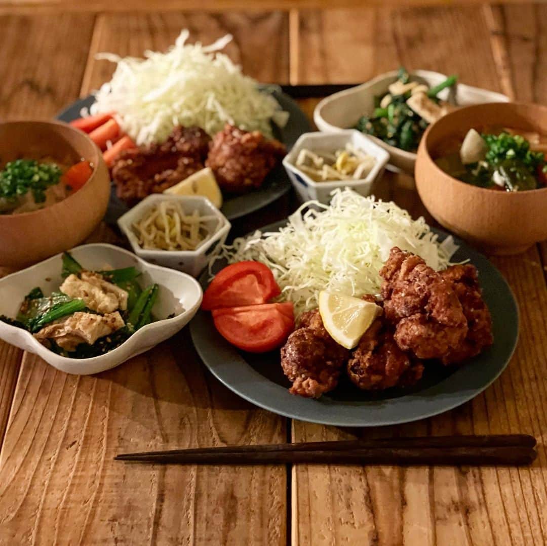 Atsukoのインスタグラム：「今日の晩ご飯 2021.02.20  鶏の唐揚げ 小松菜と揚げの胡麻和え モヤシのナムル 豚汁  メインは唐揚げ♥️ 久しぶりに食べた😆 なんか今日はカリカリに仕上がり満足😋 小松菜と揚げの胡麻和えも美味しかった！ 仕事帰りからで作るの遅くなっちゃったけど😂😂」