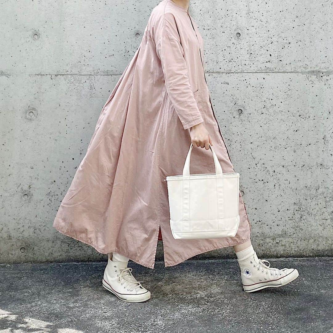 ryokoのインスタグラム：「▪︎ . 🌸🌸🌸 . . . dress #harvesty shoes #converse  bag #llbean」