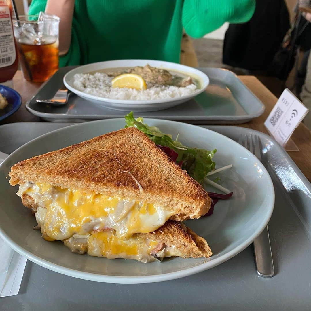 岡山友里愛さんのインスタグラム写真 - (岡山友里愛Instagram)「【almond hostel&cafe / 代々木八幡】﻿ ガッツリ食べたかったので﻿ 珍しく甘いものじゃなくしょっぱい系😋﻿ ﻿ テイクアウトもできるみたいで﻿ 代々木公園とかで食べるのも﻿ 良さそう〜✨﻿ ﻿ とにかく美味しかった、、﻿ チーズときのこは優勝🏆  ﻿ ﻿ ﻿ ﻿ ﻿」2月20日 20時54分 - ___yuria____